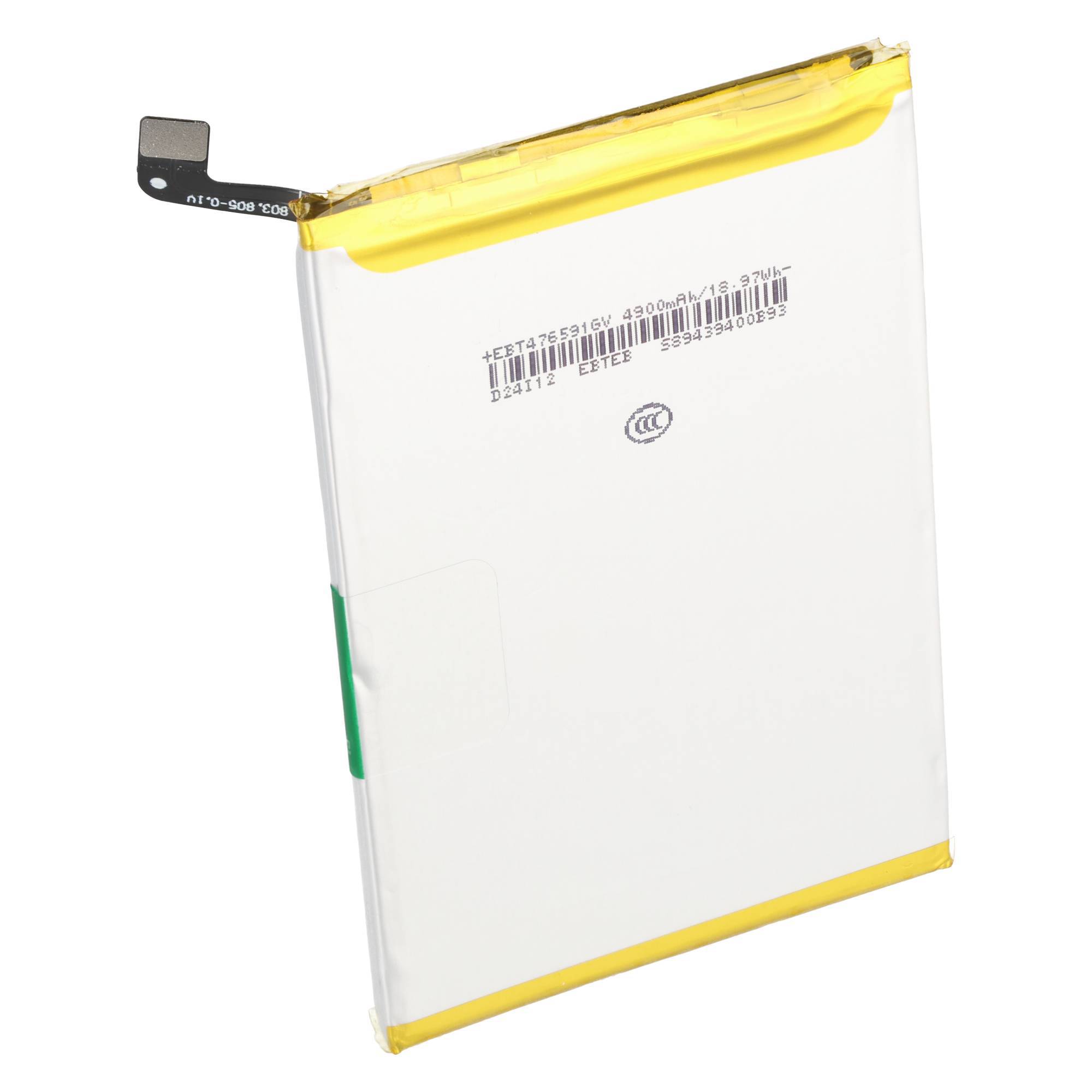 Flache wiederaufladbare Batteriebeutel mit gelbem Klebeband und schwarzem Reißzieher, isoliert auf weißem Hintergrund dargestellt.