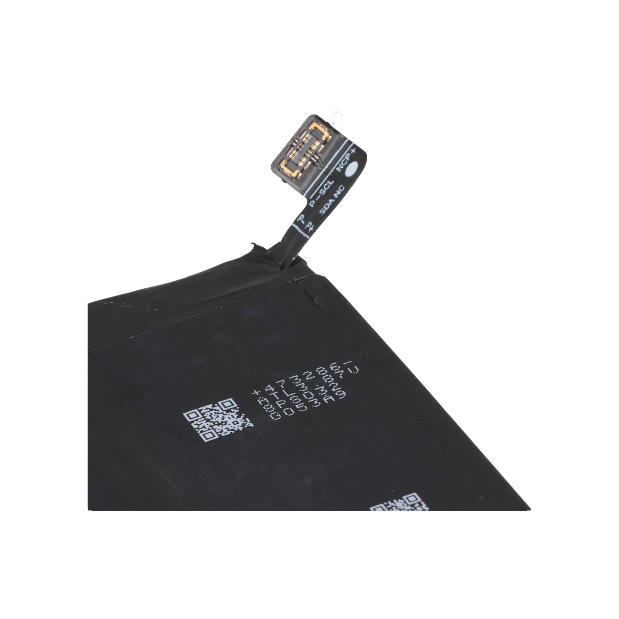 Nahaufnahme eines schwarzen Smartphone-Akkupacks mit verbundenem Flachbandkabel und kleinen Schaltungskontakten auf weißem Hintergrund.