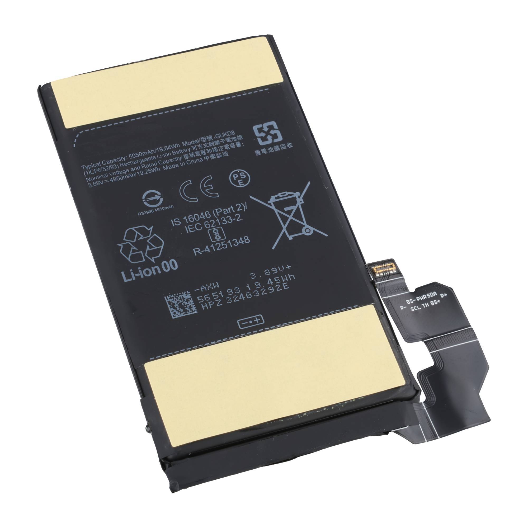 Schwarzes Smartphone-Lithium-Ionen-Akkupack mit goldenen Kontakten und einem flexiblen Verbinder, isoliert auf weißem Hintergrund dargestellt.