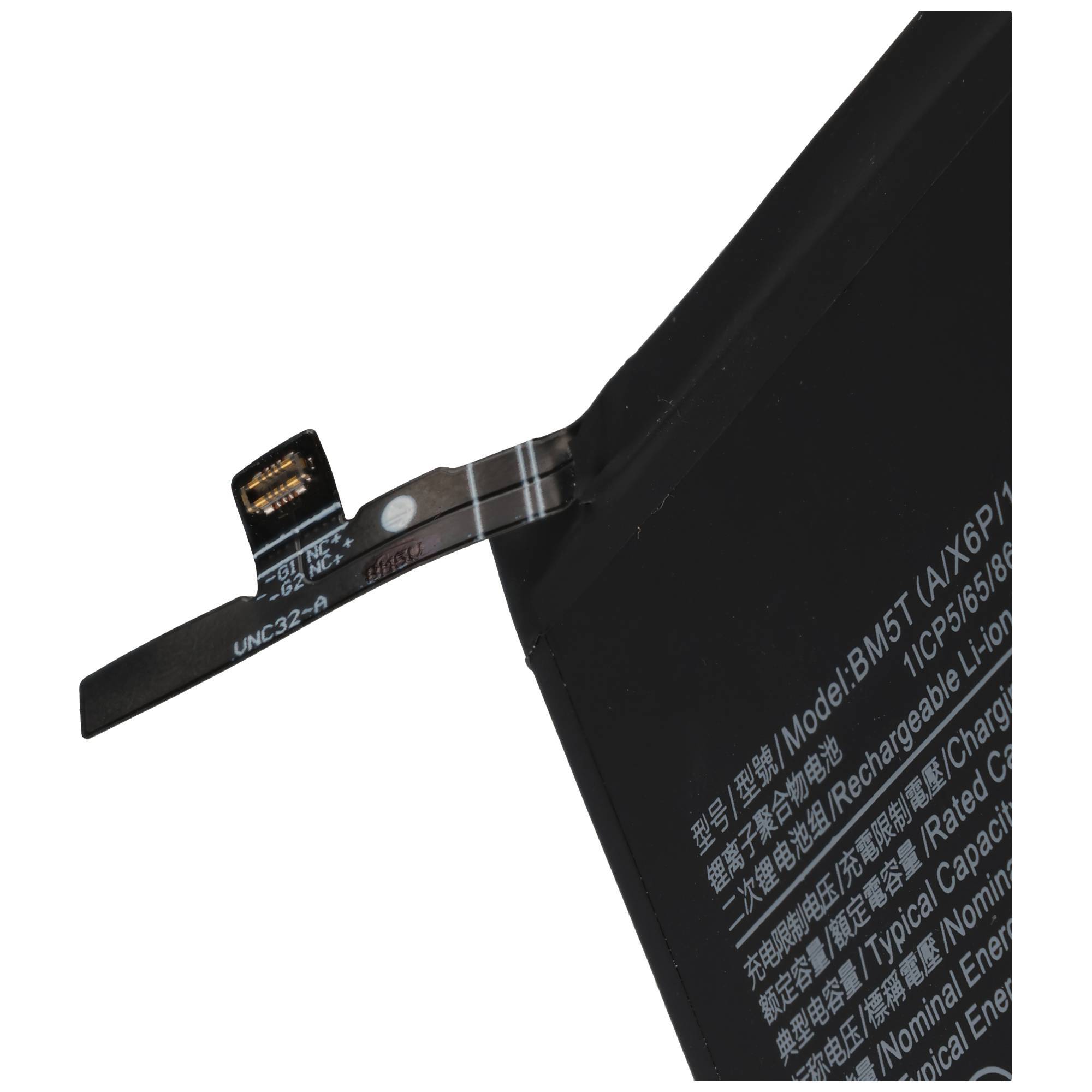 Nahaufnahme eines schwarzen wiederaufladbaren Batteriepakets mit angebrachtem Steckerkontakt und gedruckten chinesischen/englischen Spezifikationen auf weißem Hintergrund.