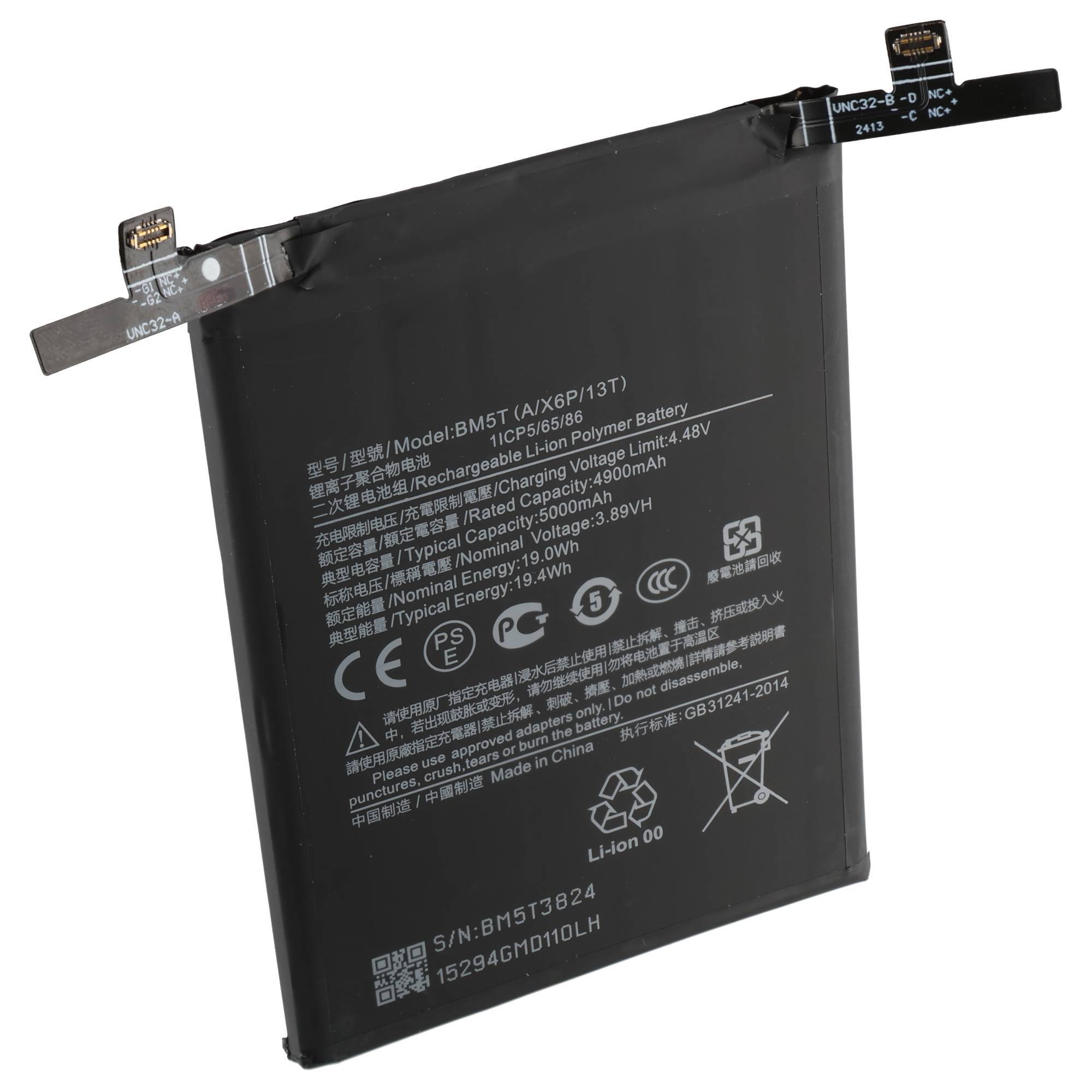 Schwarzes aufladbares Lithium-Ionen-Handyakku mit angebrachten Bandkonnektoren und aufgedrucktem Modell-/Kapazitätsetikett.