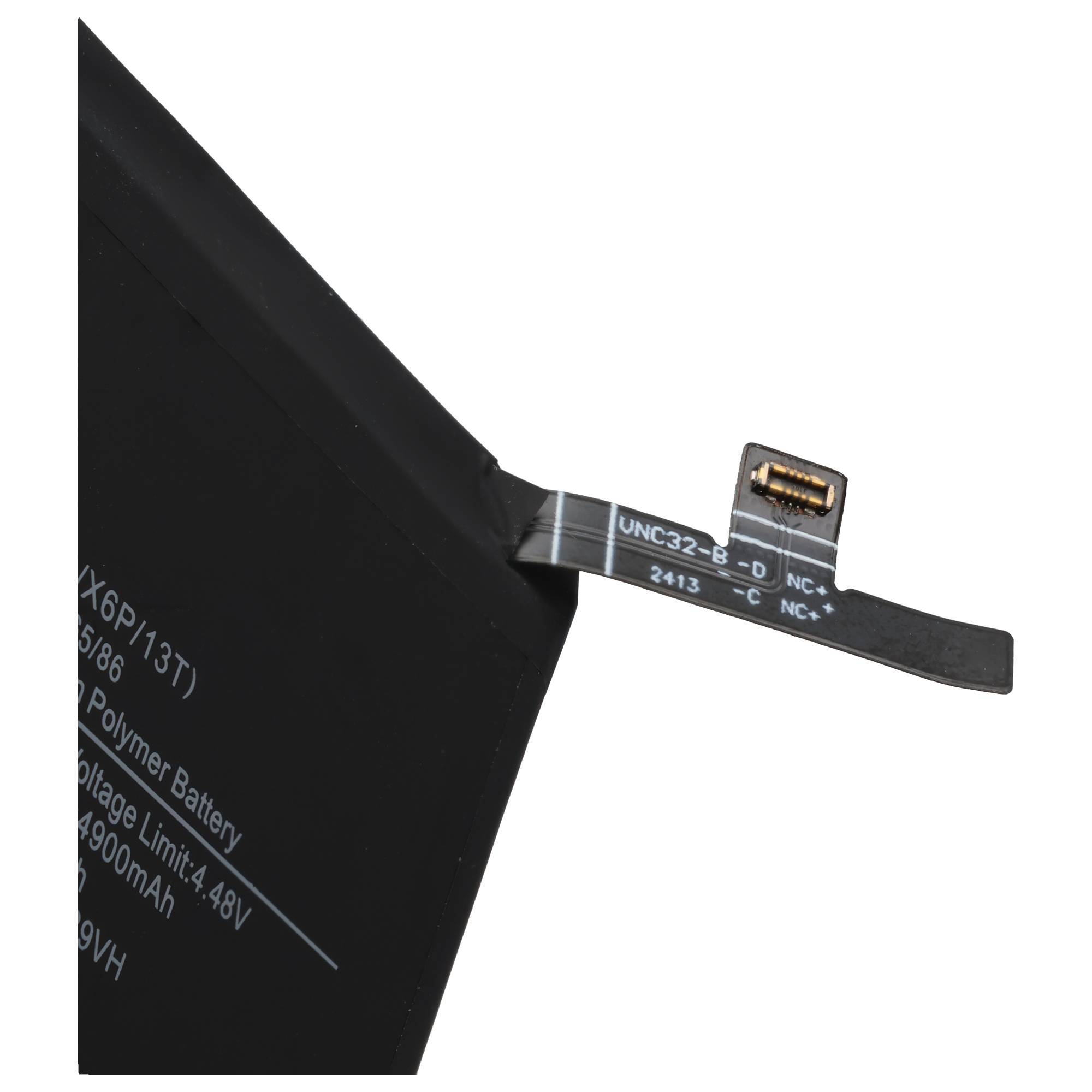 Nahaufnahme eines Smartphone-Akkus mit freiliegendem Flachbandkabel und Stecker, die die interne Komponente zeigt, die zur Verbindung des Akkus mit dem Gerät verwendet wird.