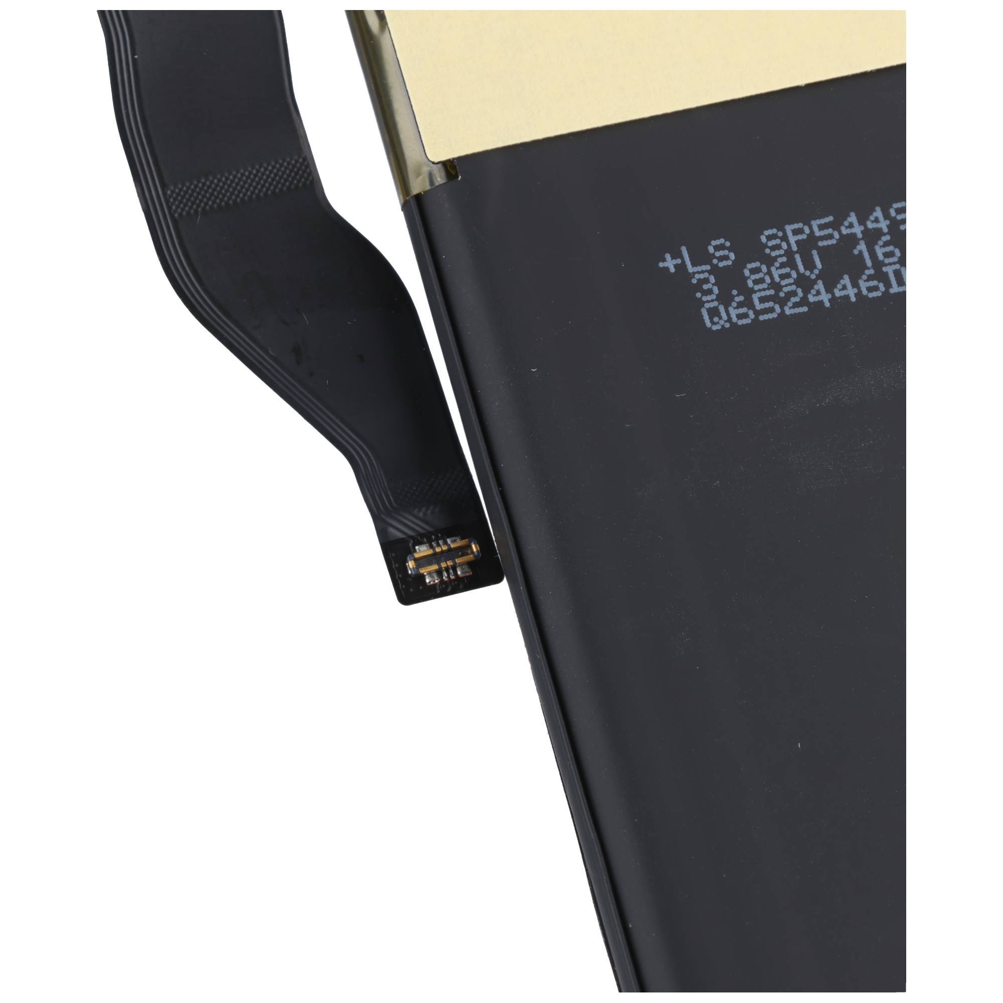 Nahaufnahme eines Smartphone-Akkus oder einer internen Komponente mit einem schwarzen Flachbandkabel und angeschlossenem Stecker.