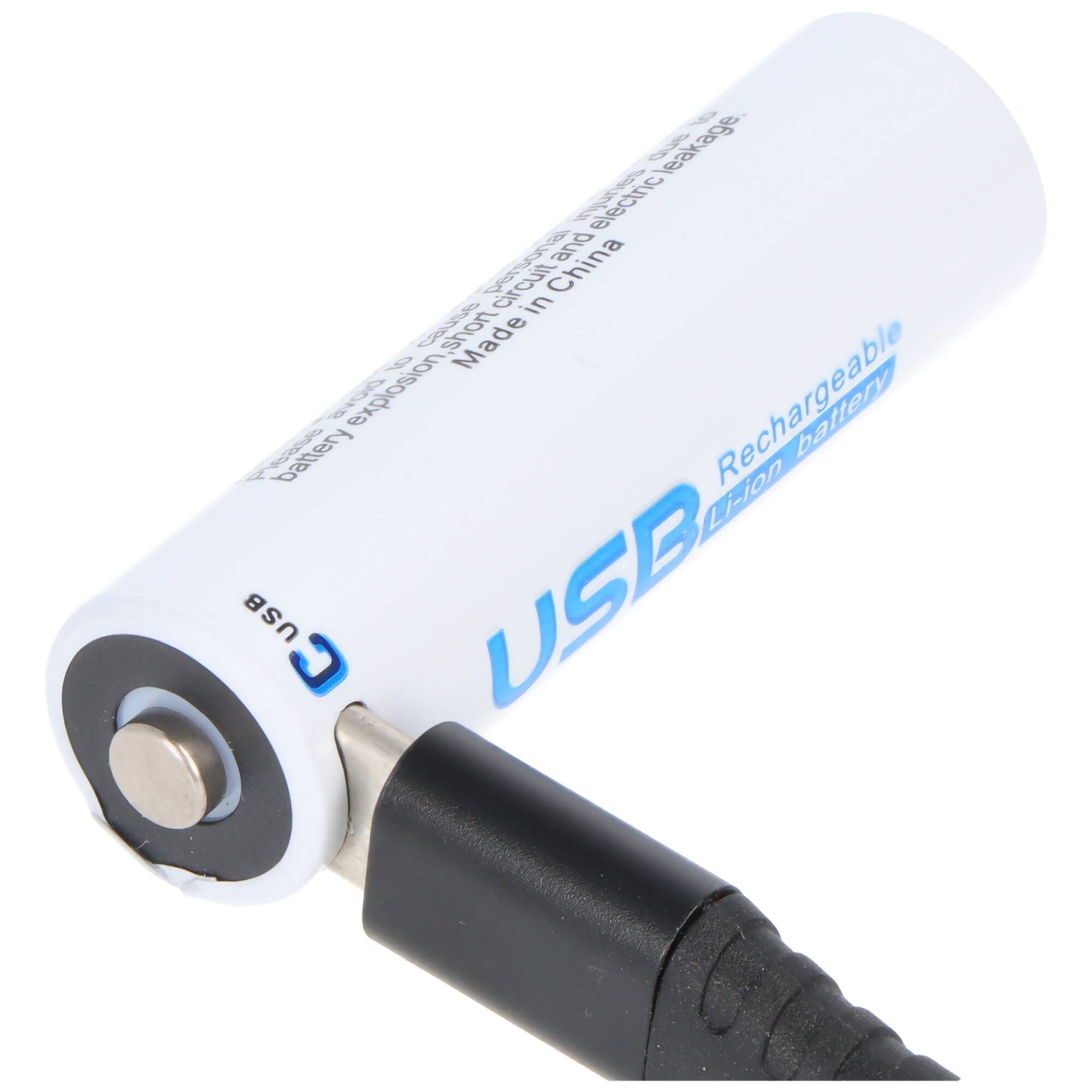 Nahaufnahme einer weißen USB-wiederaufladbaren Batterie mit einem schwarzen Ladekabel, das in ihren seitlichen Anschluss eingesteckt ist, mit sichtbarer USB-Kennzeichnung.