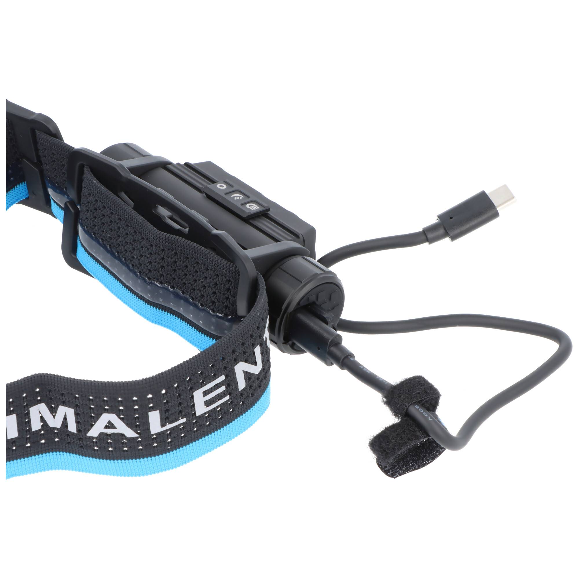 Nahaufnahme einer schwarz-blauen Kopflampe mit verstellbarem Riemen und USB-Ladekabel auf weißem Hintergrund.