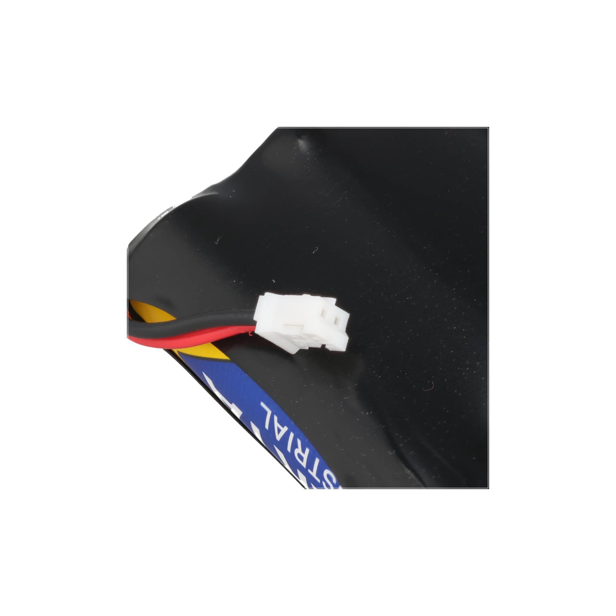 Nahaufnahme eines schwarzen Akkupacks mit einem weißen Stecker und roten, gelben und schwarzen Kabeln.