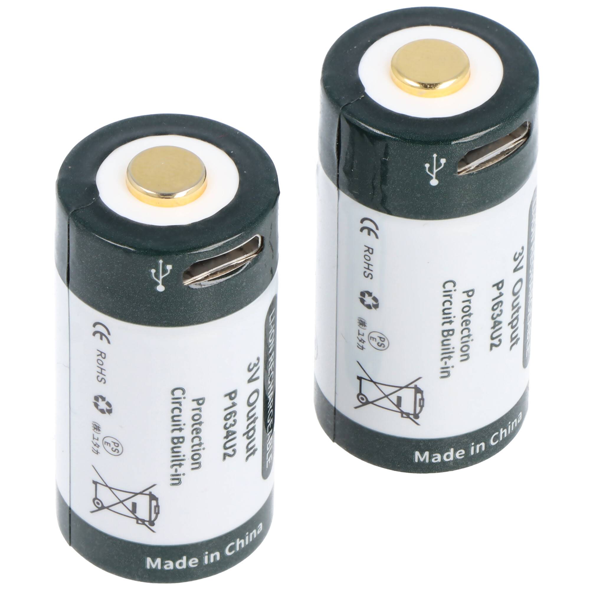 Zwei aufrechtstehende wiederaufladbare zylindrische Batterien mit USB-Ladeanschlüssen und gekennzeichneter Schutzschaltung.