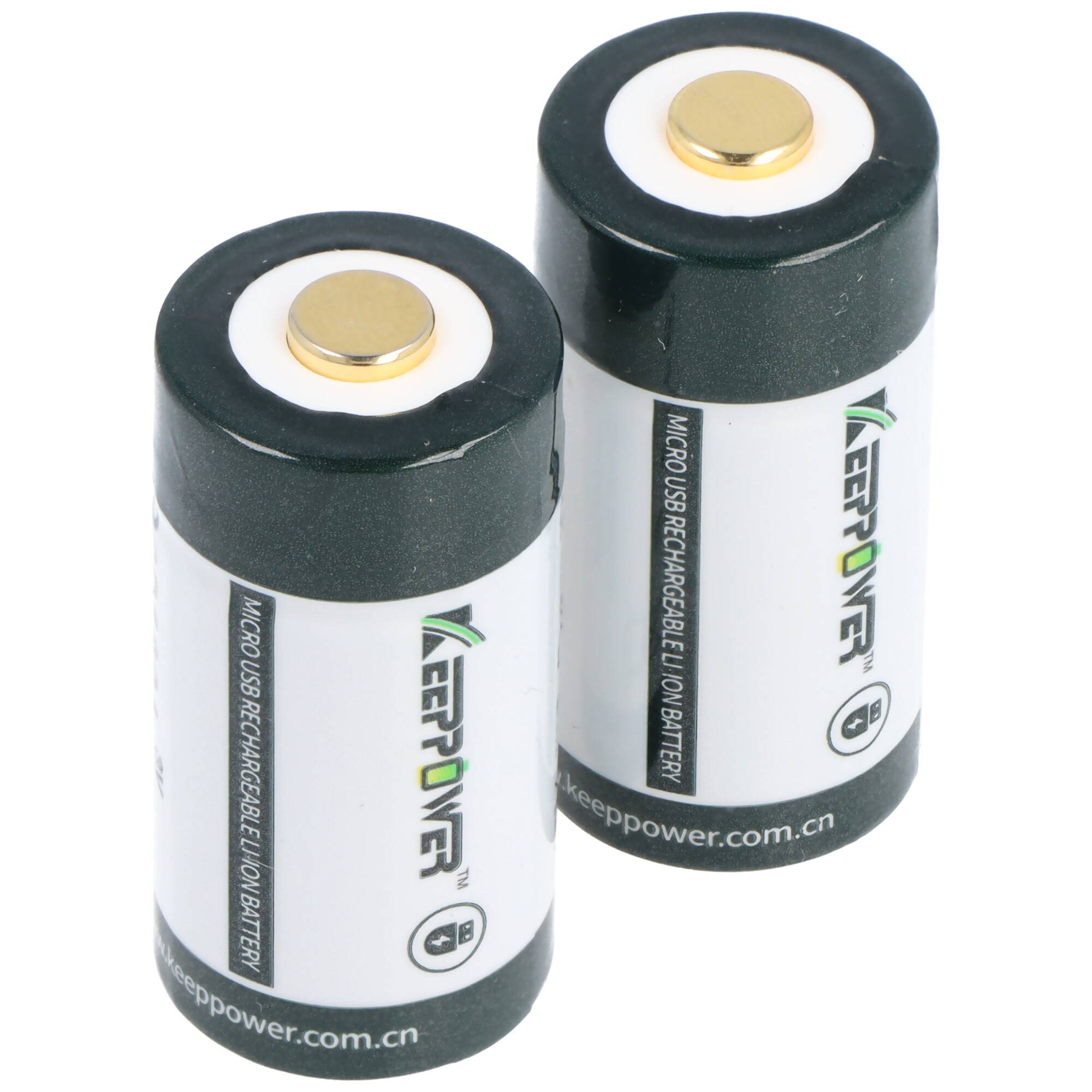 Zwei aufrecht stehende zylindrische wiederaufladbare Batterien mit der Bezeichnung KEPOWEr auf weißem Hintergrund.