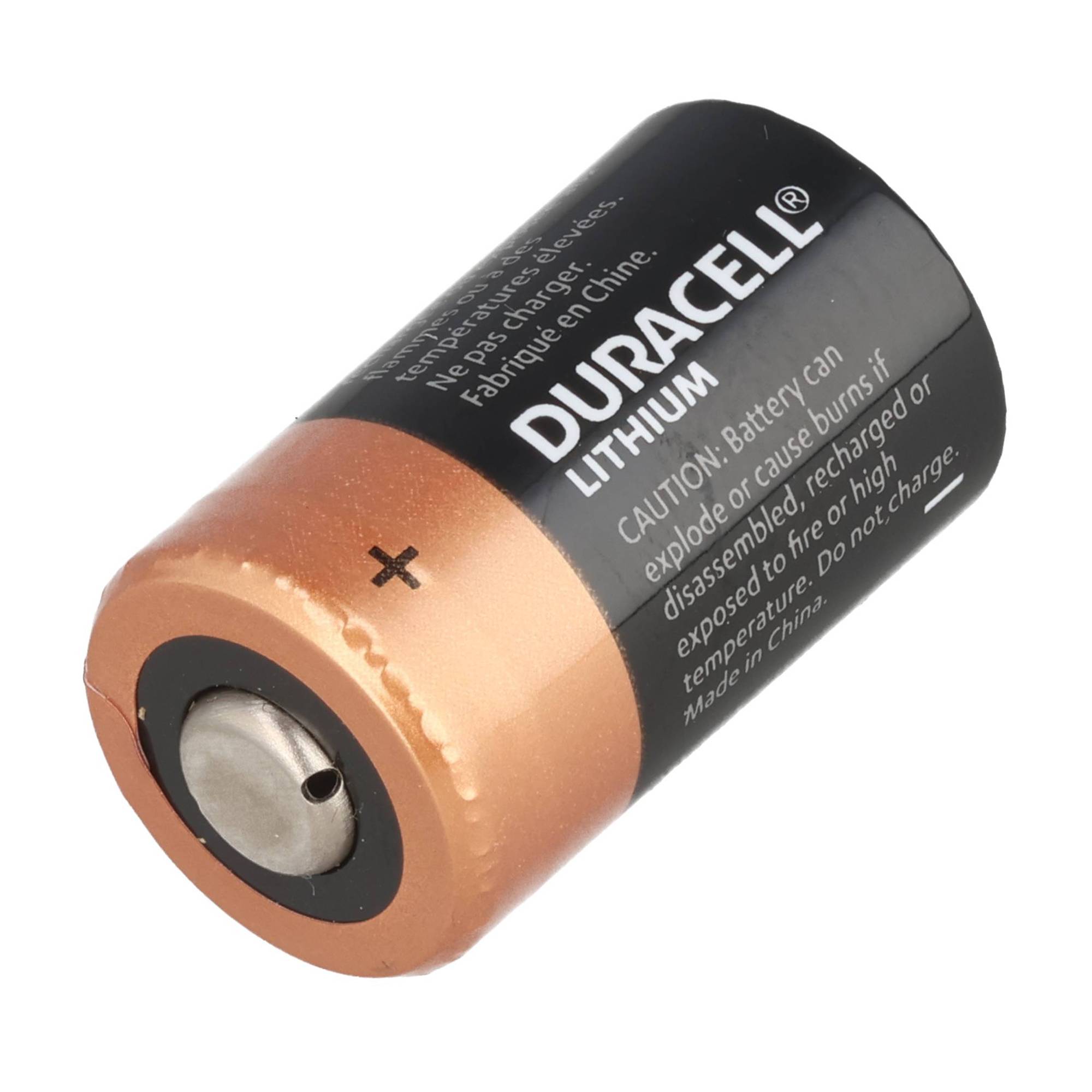Duracell-Lithiumbatterie in Großaufnahme auf weißem Hintergrund, mit sichtbarem positivem Pol.