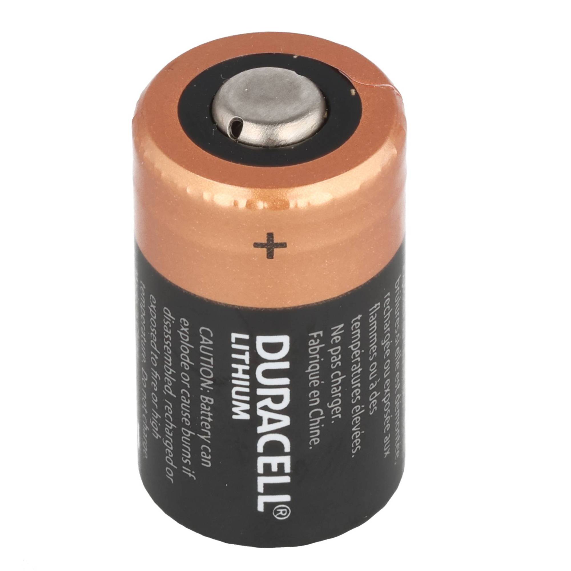 Eine einzelne aufrecht stehende Duracell-Lithiumbatterie mit dem sichtbaren positiven Pol oben und einem Pluszeichen auf der kupferfarbenen Kappe.