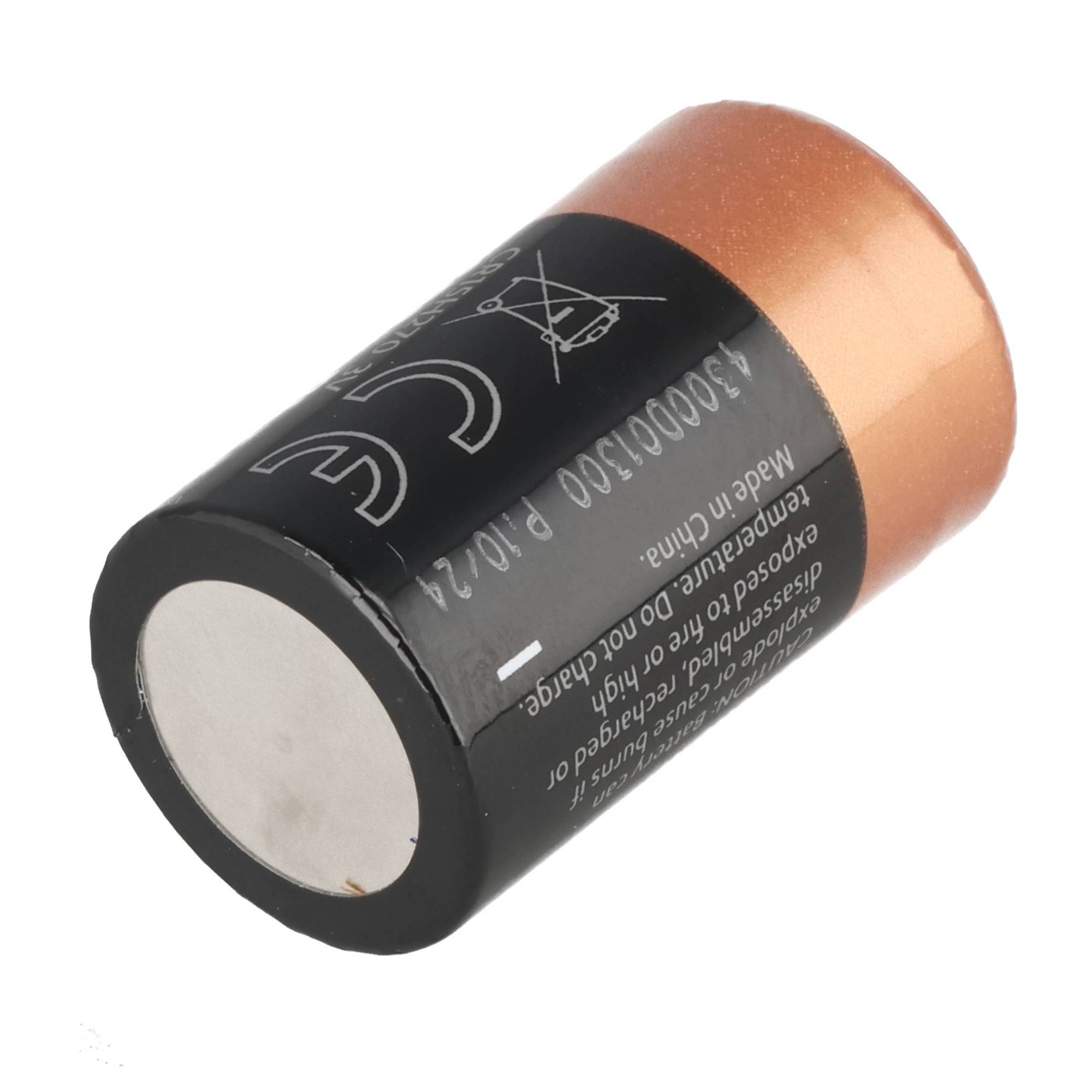 Nahaufnahme einer zylindrischen Batterie mit kupferfarbener Oberseite und schwarzem Etikett, gezeigt auf weißem Hintergrund.
