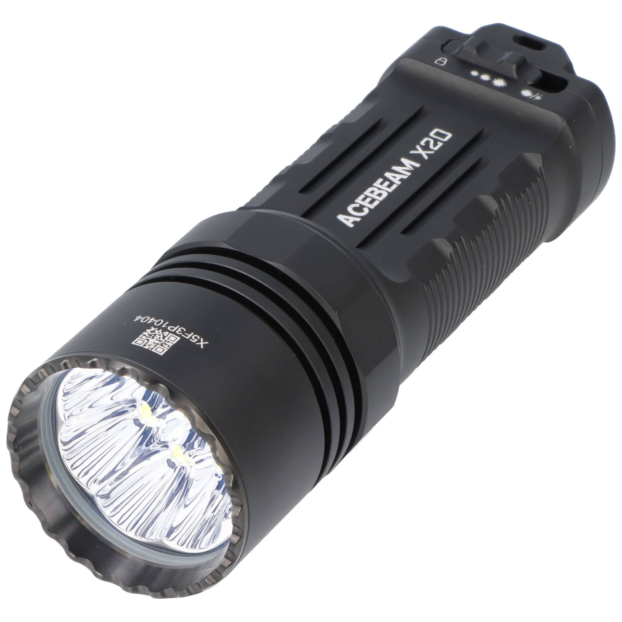 Schwarze Acebeam X20 Taschenlampe auf weißem Hintergrund gezeigt, gewinkelt mit ihrem hellen Multi-LED-Kopf sichtbar.