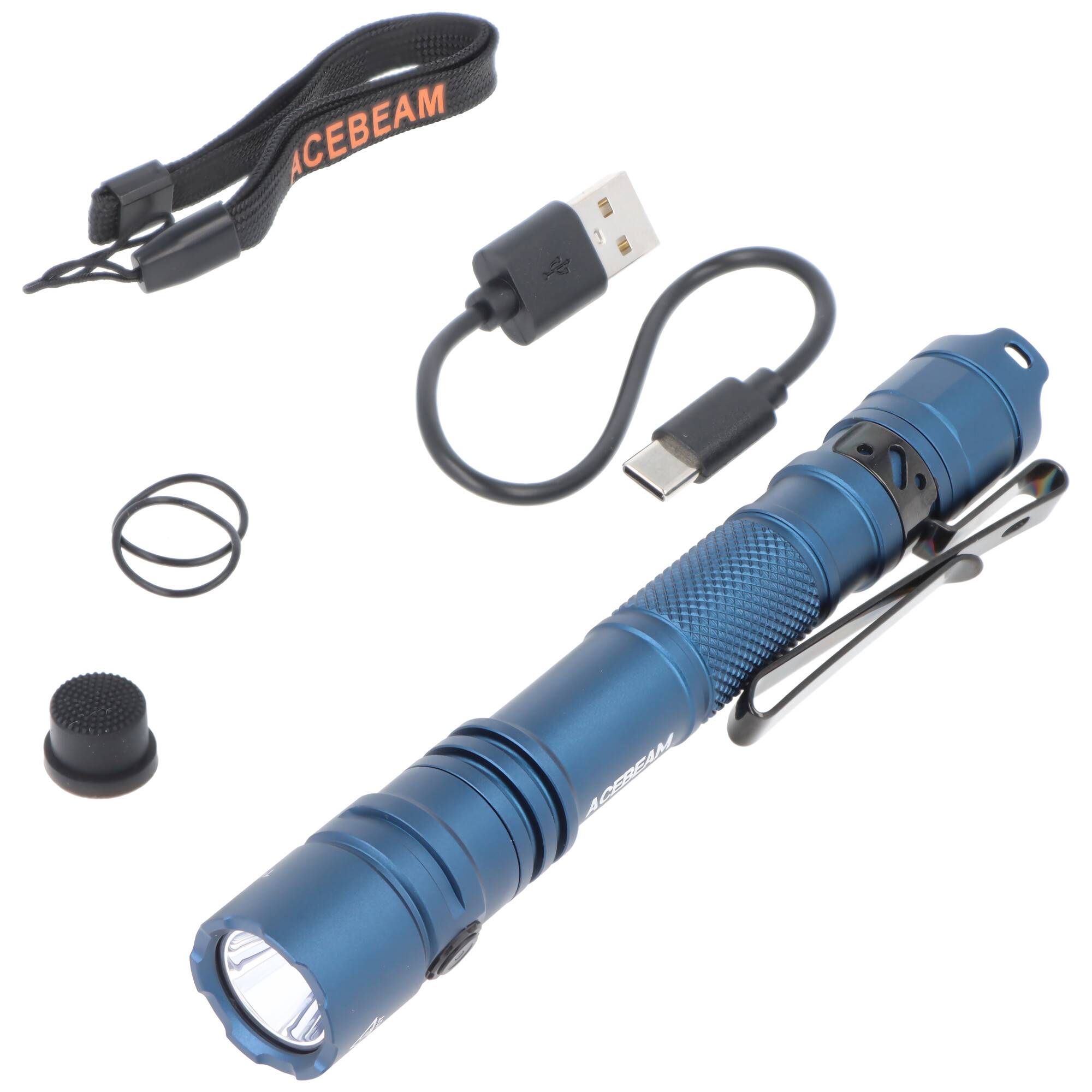 Blaue wiederaufladbare Taschenlampe mit USB-Ladekabel, Handgelenkschlaufe, O-Ringe und Ersatzkappe, auf weißem Hintergrund dargestellt.