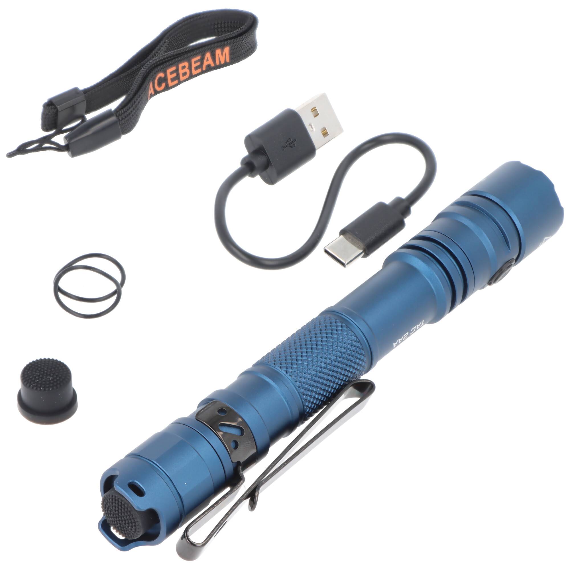 Blauausrüstung für wiederaufladbare Taschenlampe mit USB-Ladekabel, Handgelenkschlaufe, Ersatz-O-Ring und Endkappenschalter auf weißem Hintergrund