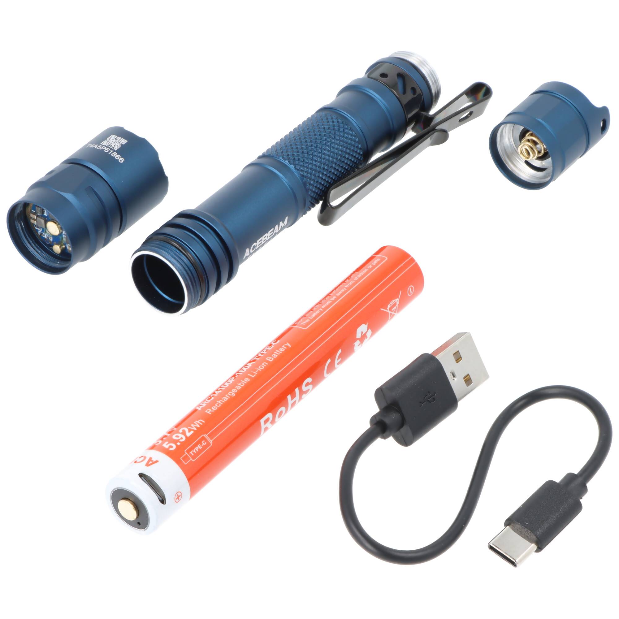 Blaurotierlampe, zerlegt dargestellt, mit abnehmbarem Kopf, Batterie, USB-Ladekabel und Clip auf weißem Hintergrund.