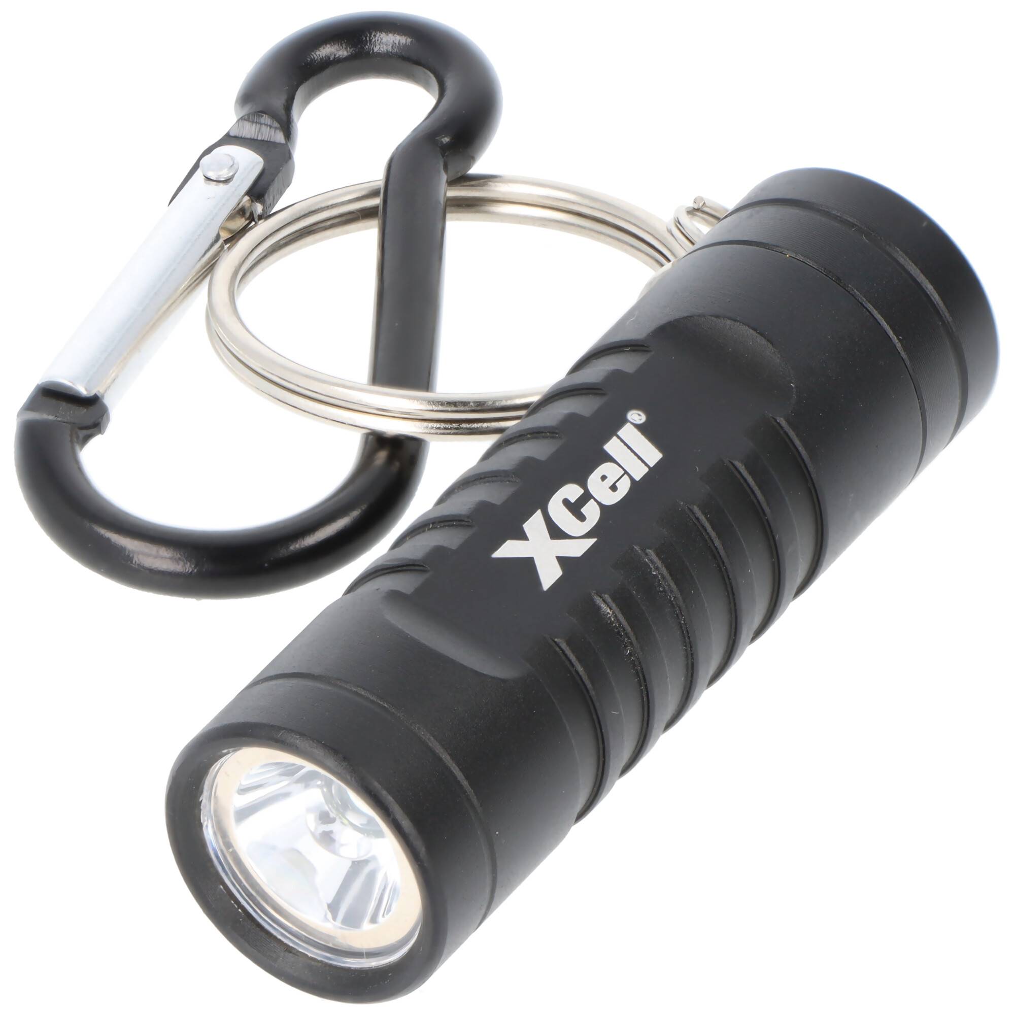 Schwarze Xcell-Taschenlampe mit an einem Karabiner-Schlüsselanhänger auf weißem Hintergrund befestigt.