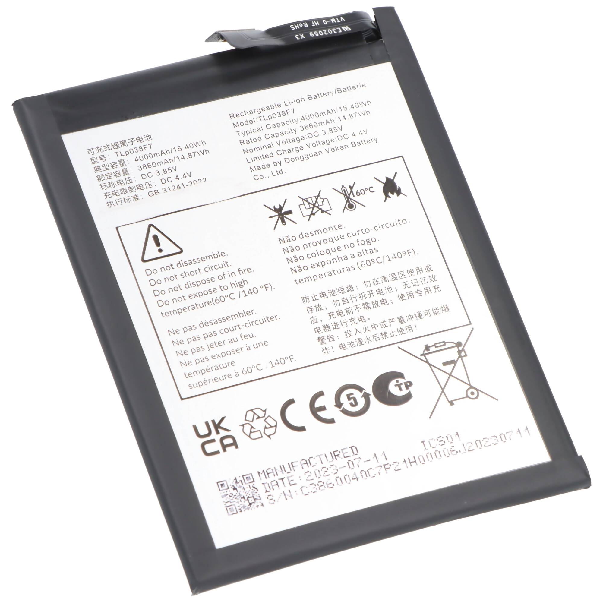 Ein rechteckiges wiederaufladbares Smartphone-Akkupack mit gedruckten Sicherheitswarnungen und Zertifizierungsmarken.
