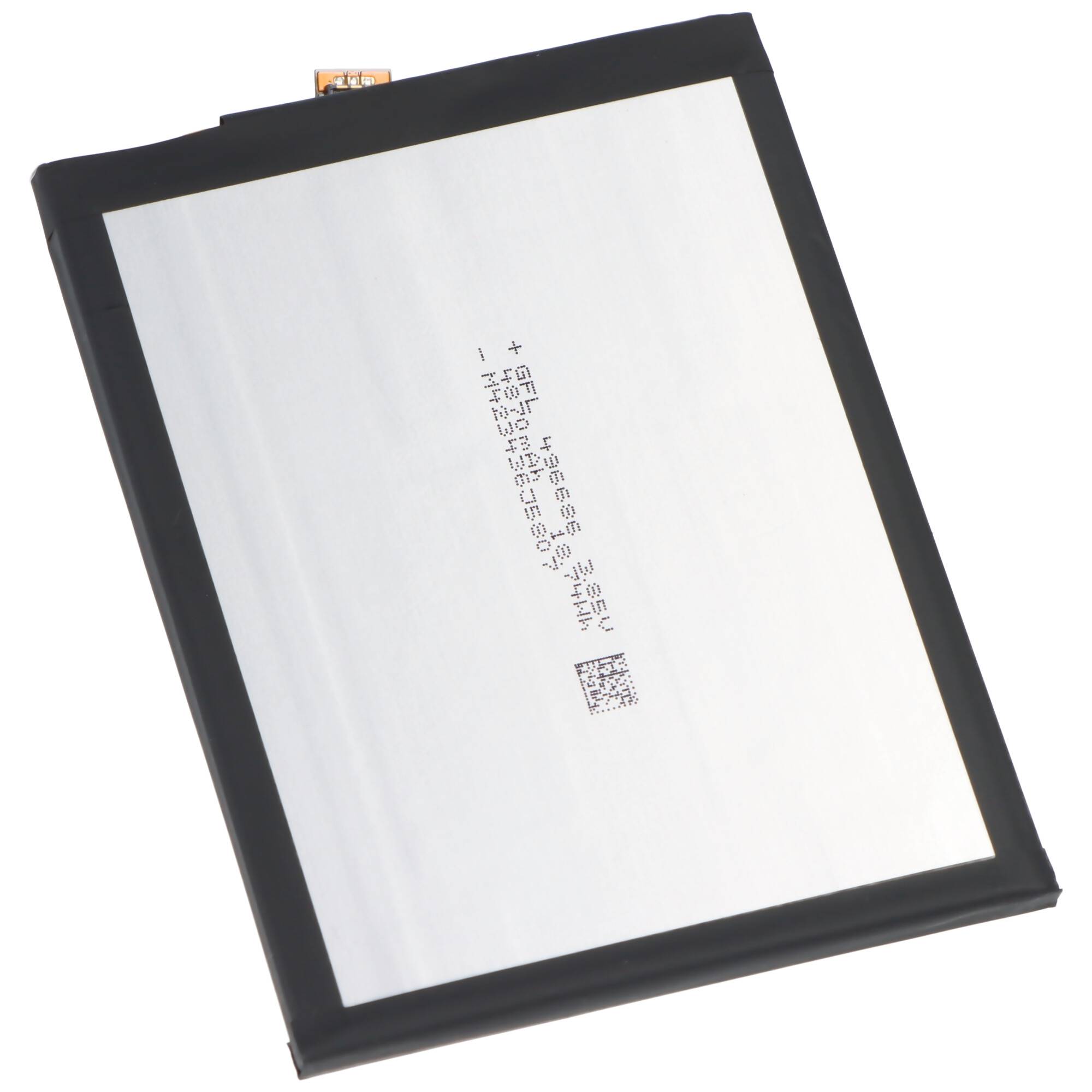 Ein schwarzgerahmter Tablet-Akku oder Ersatz-Bildschirmteil auf weißem Hintergrund gezeigt, mit einer kleinen Anschlusslasche oben und gedrucktem Etikett auf der Oberfläche.