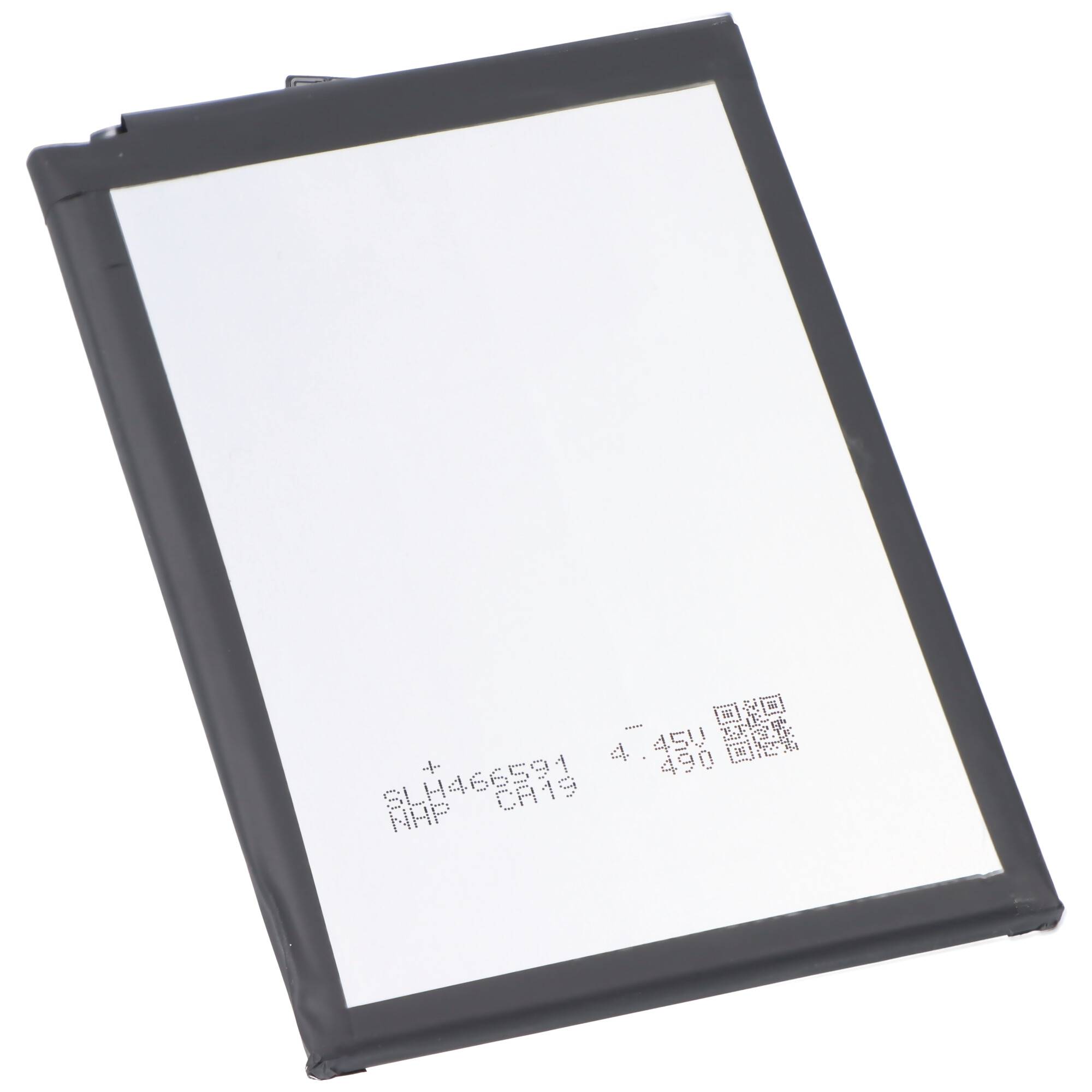 Weiße rechteckige Batteriezelle oder Pouch-Batterie mit schwarzem Randgehäuse und gedruckten Seriennummern, auf einem einfachen Hintergrund dargestellt.