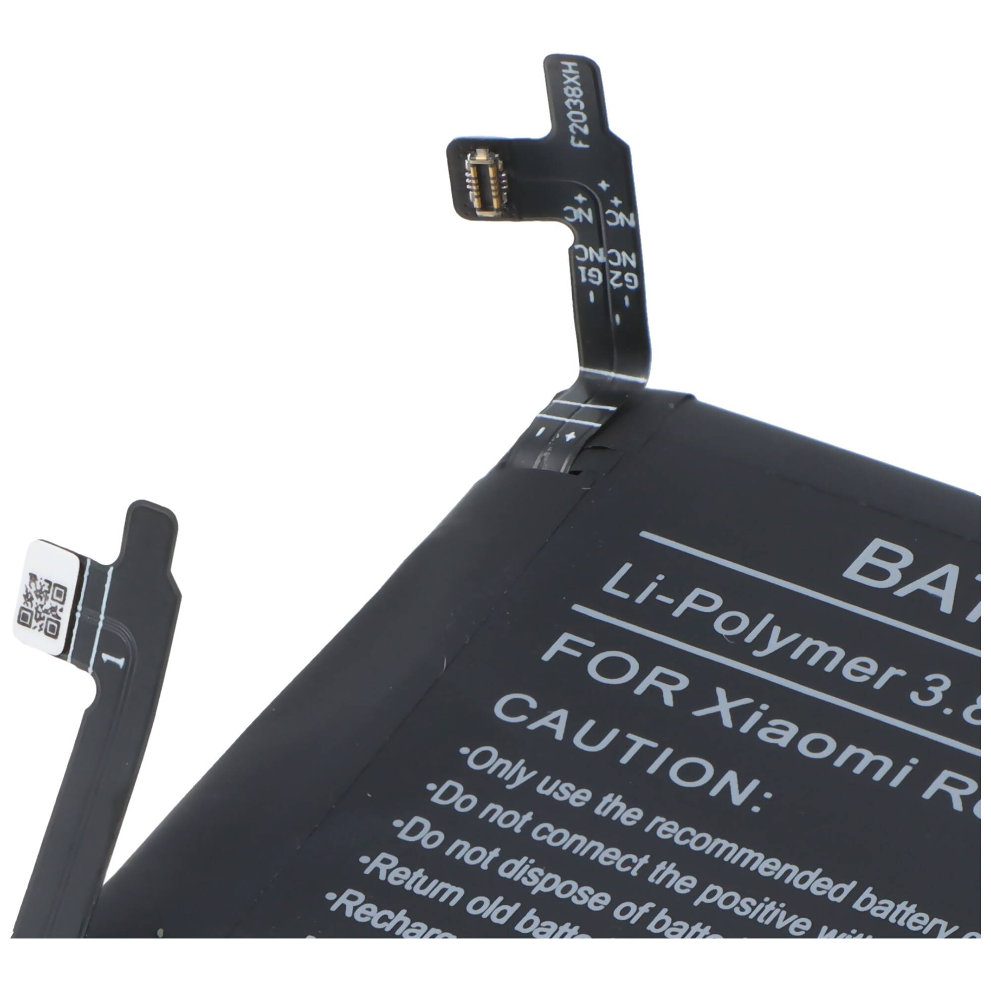 Nahaufnahme einer Smartphone-Lithium-Polymer-Batterie mit zwei schwarzen Flachbandverbindungen, Warntext und Xiaomi-Batterie-Beschriftung.
