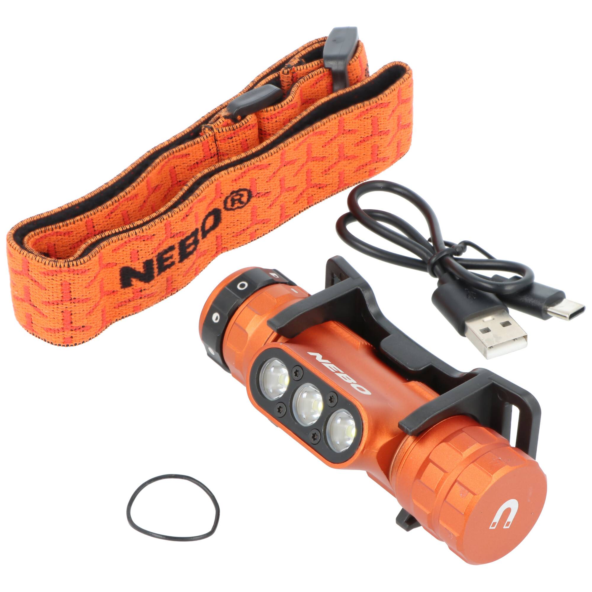 Orange-farbenes NEEBO-Stirnlampen-Set mit elastischem Kopfband, USB-Ladekabel und zusätzlichem Gummiringersatzteil auf weißem Hintergrund.