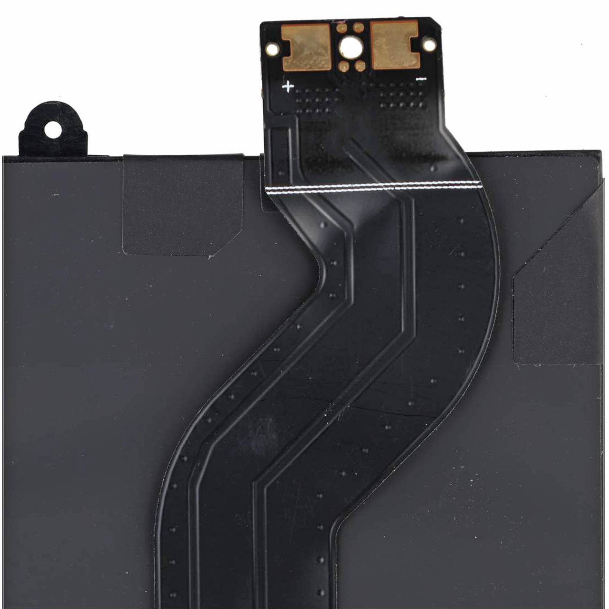 Schwarze elektronische Komponente oder flexible Leiterplatte mit einer gekrümmten Leiterbahn und Goldkontaktflächen oben.