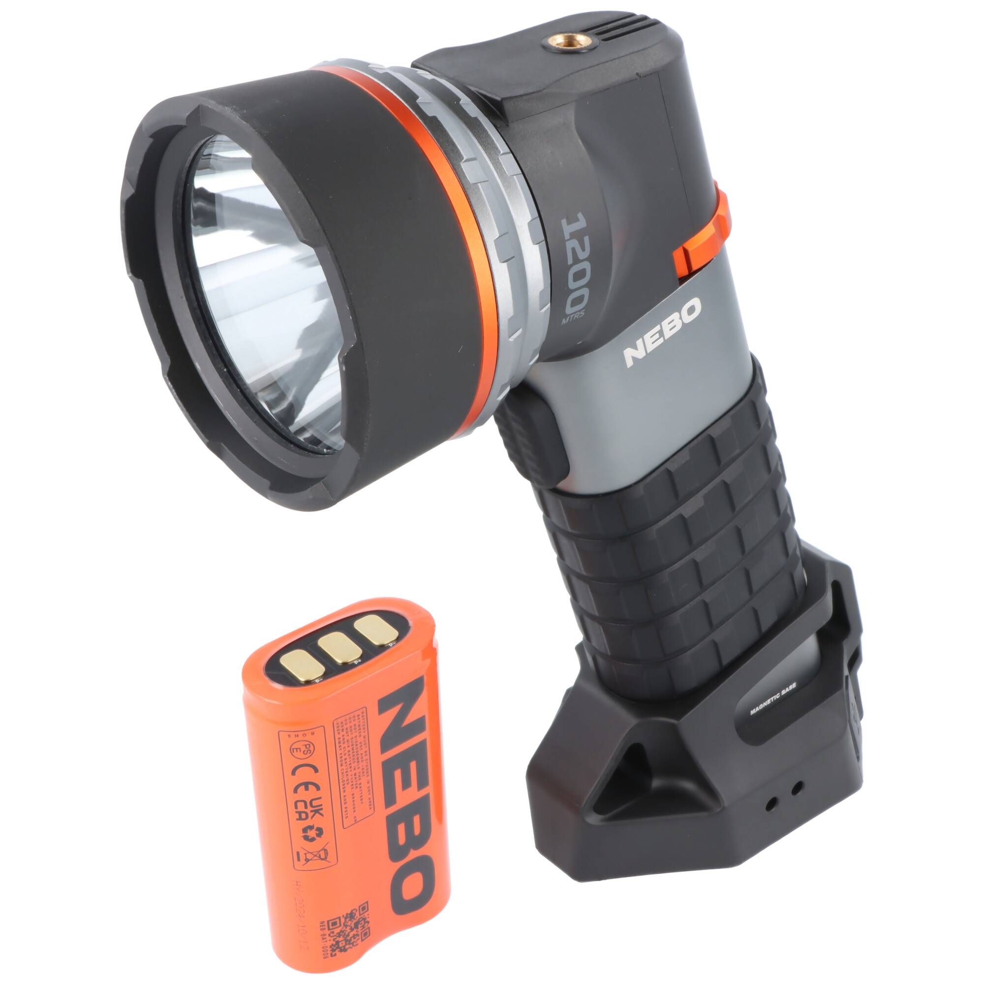 Nebo 1200-Lumen-Taschenlampe mit Ladebasis und orange aufladbarem Akku daneben abgebildet.