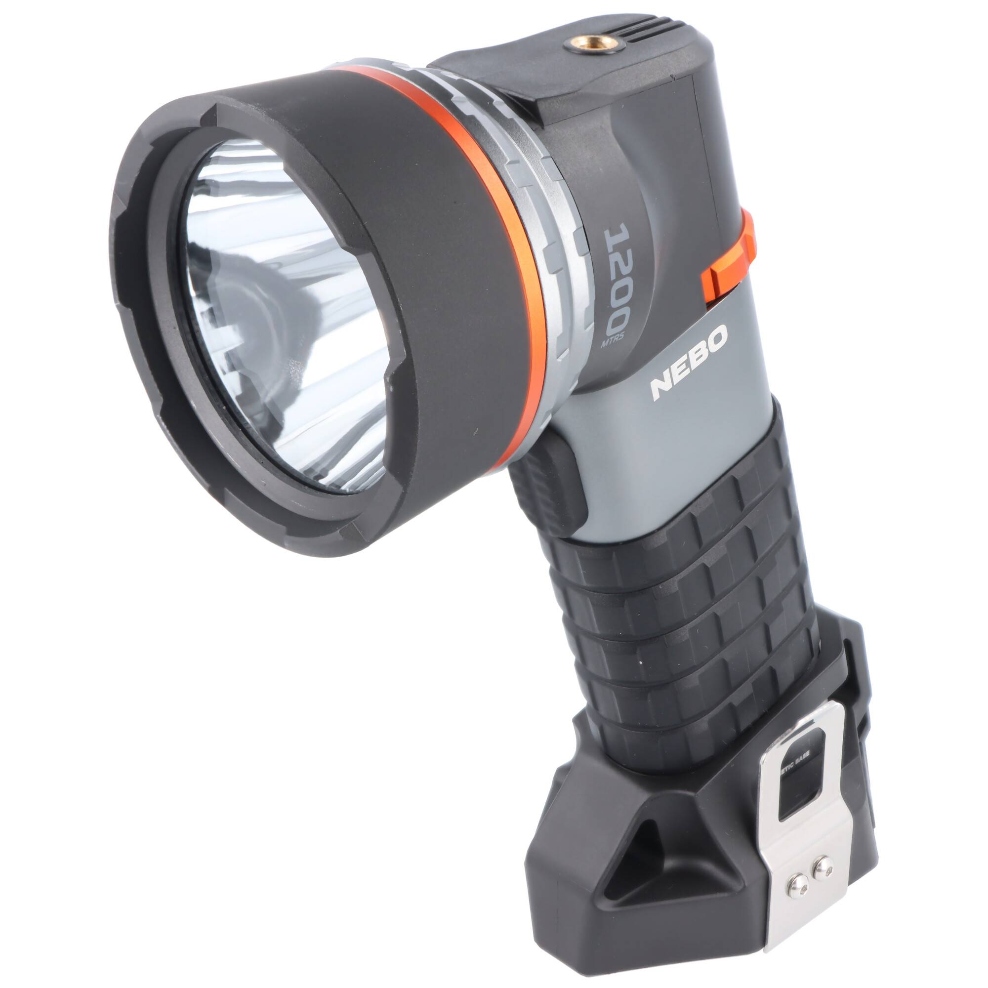 Schwarze und graue NEBO Taschenlampe zum Handhalten mit großer Frontlinse und orangefarbenen Akzenten, auf weißem Hintergrund dargestellt.