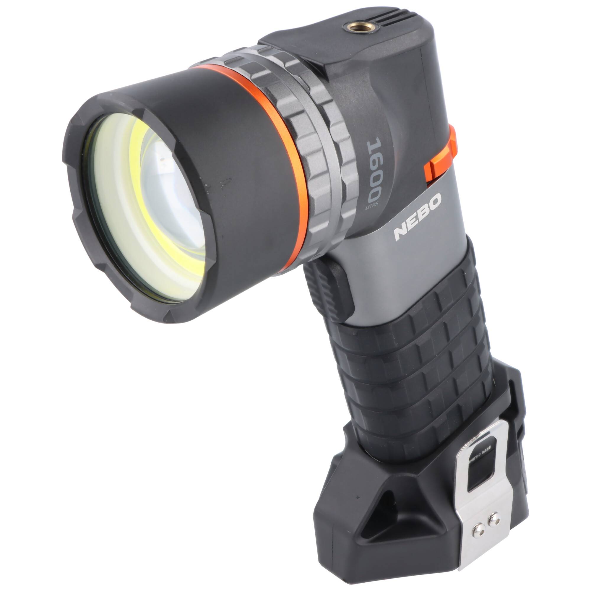 Schwarze NEBO-Taschenlampe mit rechtwinkliger Form, strukturiertem Griff, orangefarbenen Akzenten und Ladebasis, abgebildet auf weißem Hintergrund.