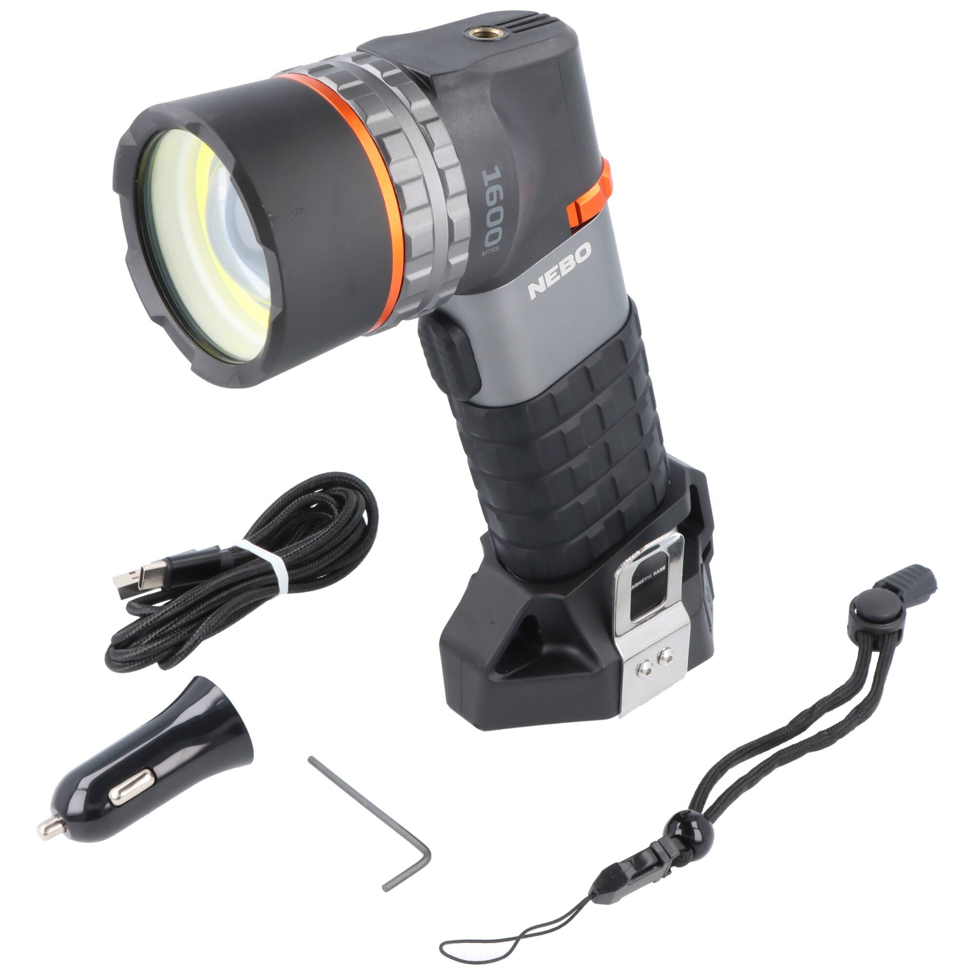 Nebo 1600 Taschenlampen-Set mit abgewinkelter Taschenlampe, Ladekabel, Autoadapter, Umhängeband und Innensechskantschlüssel auf weißem Hintergrund