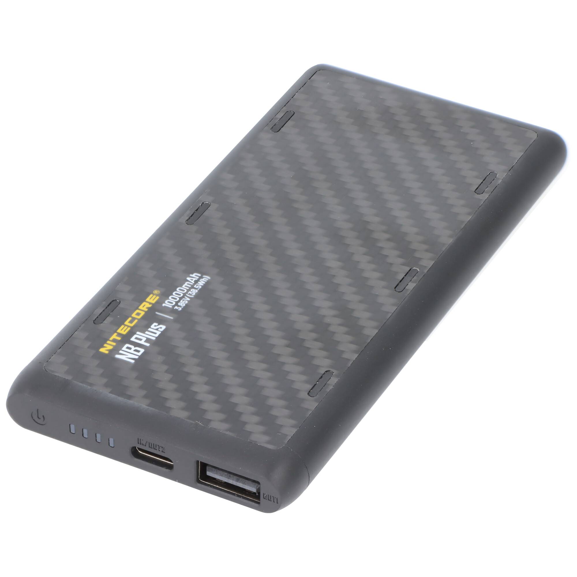 Schwarze Nitecore NB Plus Powerbank mit Kohlefaser-Look-Oberseite, USB-C- und USB-A-Anschlüssen und Batterieanzeigelichtern.