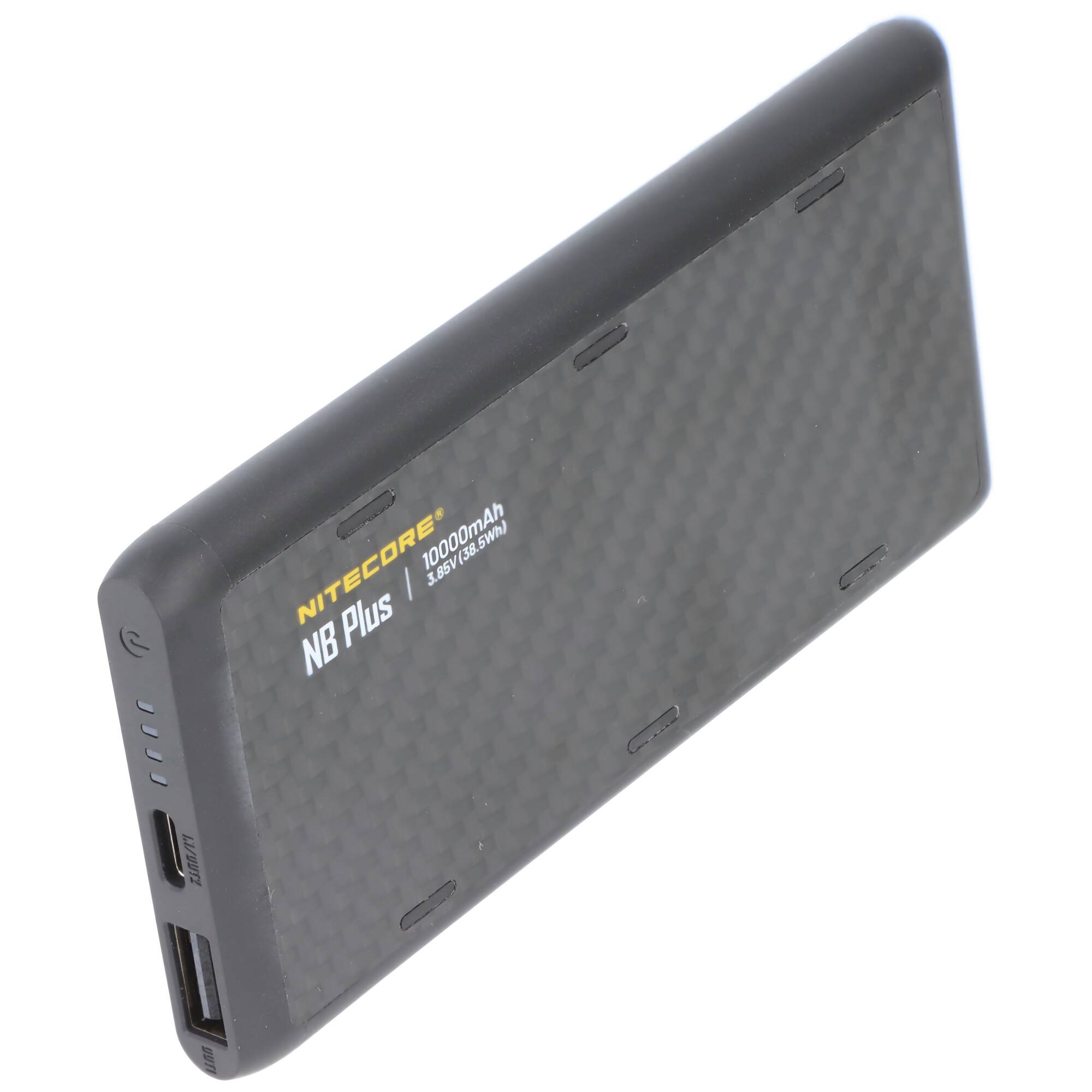 Schwarze Nitecore NB Plus Powerbank mit Beschriftung 10000mAh, in einem Winkel dargestellt mit USB-Anschlüssen auf der Seite.