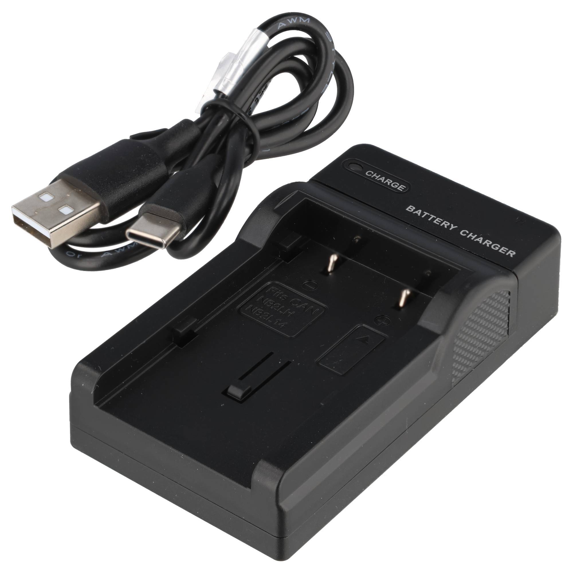 Schwarzes USB-Batterie-Ladegerät mit angebrachtem USB-A-auf-Micro-USB-Kabel, dargestellt auf weißem Hintergrund.