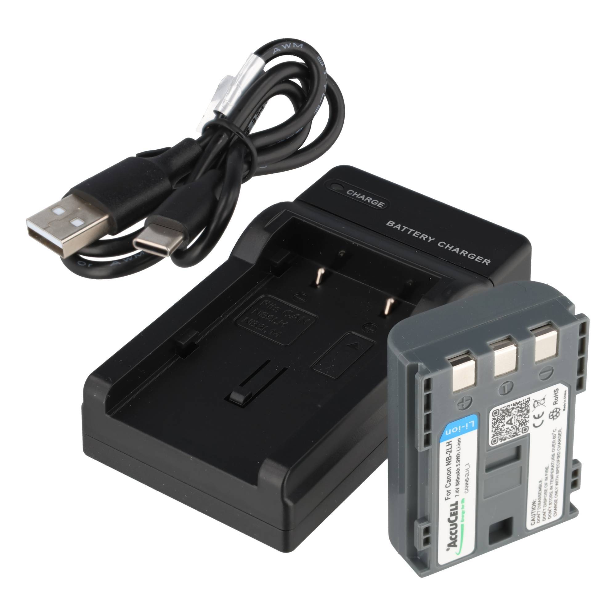 USB-Ladegerät mit wiederaufladbarem Kamerakakku und USB-Kabel auf weißem Hintergrund.