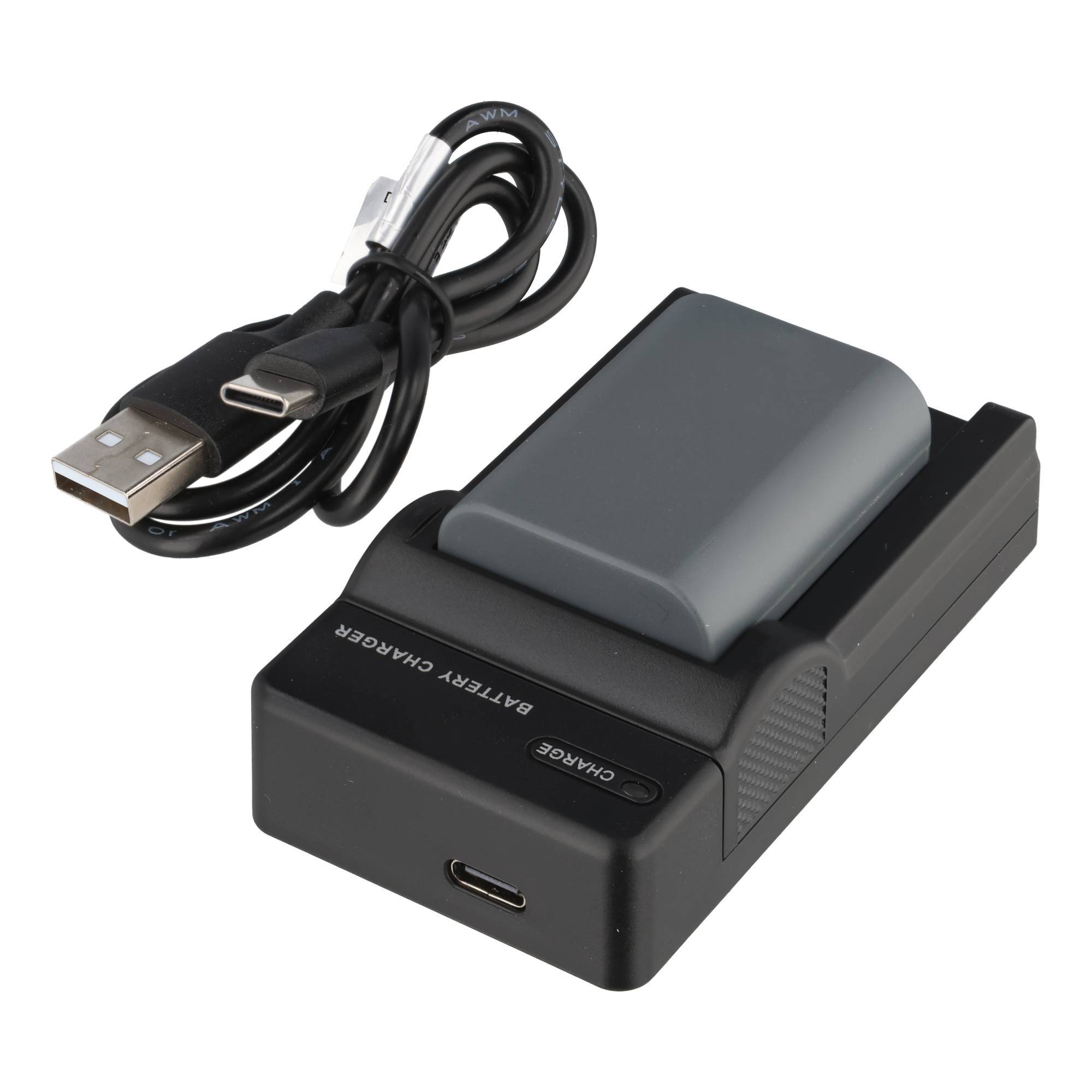 USB-Akkuladegerät mit abnehmbarem Kabel, dargestellt auf weißem Hintergrund.