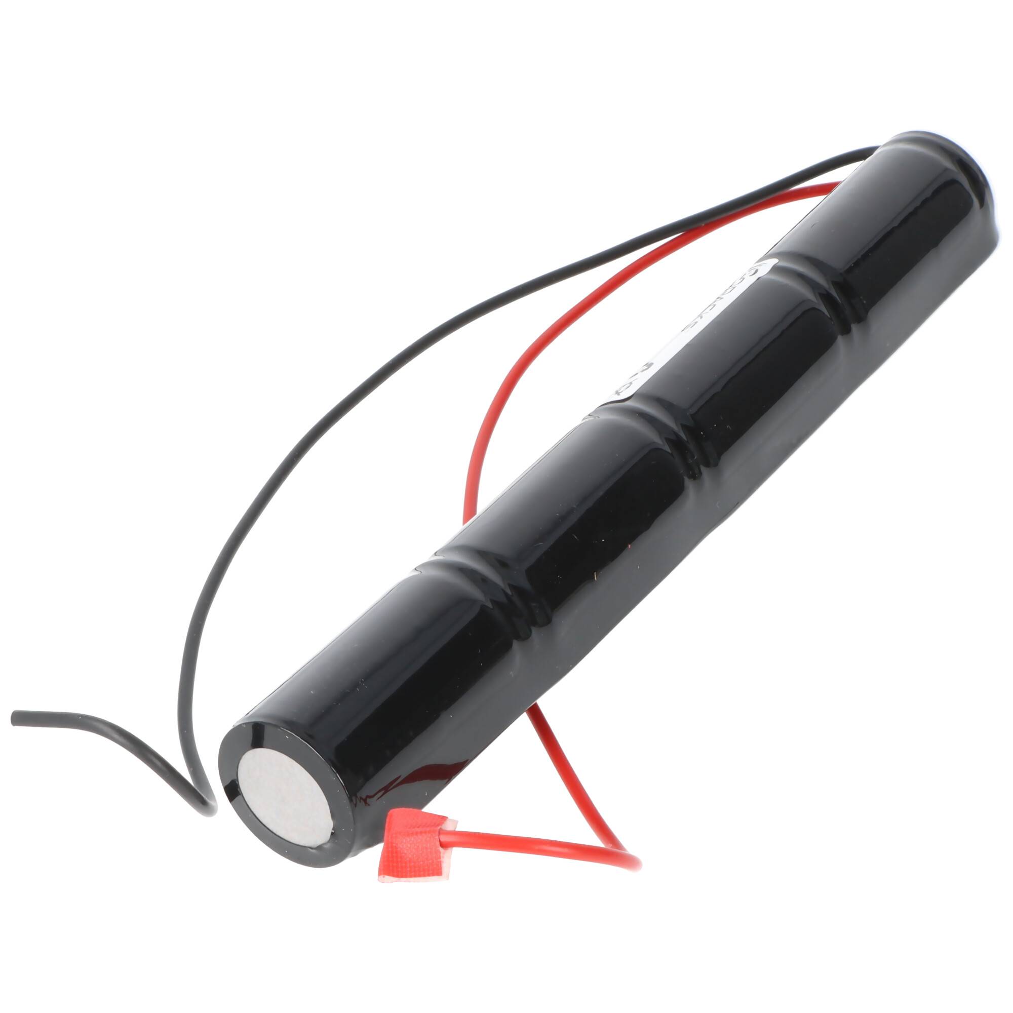 Schwarzes zylindrisches Batteriepaket mit roten und schwarzen Kabeln, das auf weißem Hintergrund angezeigt wird.