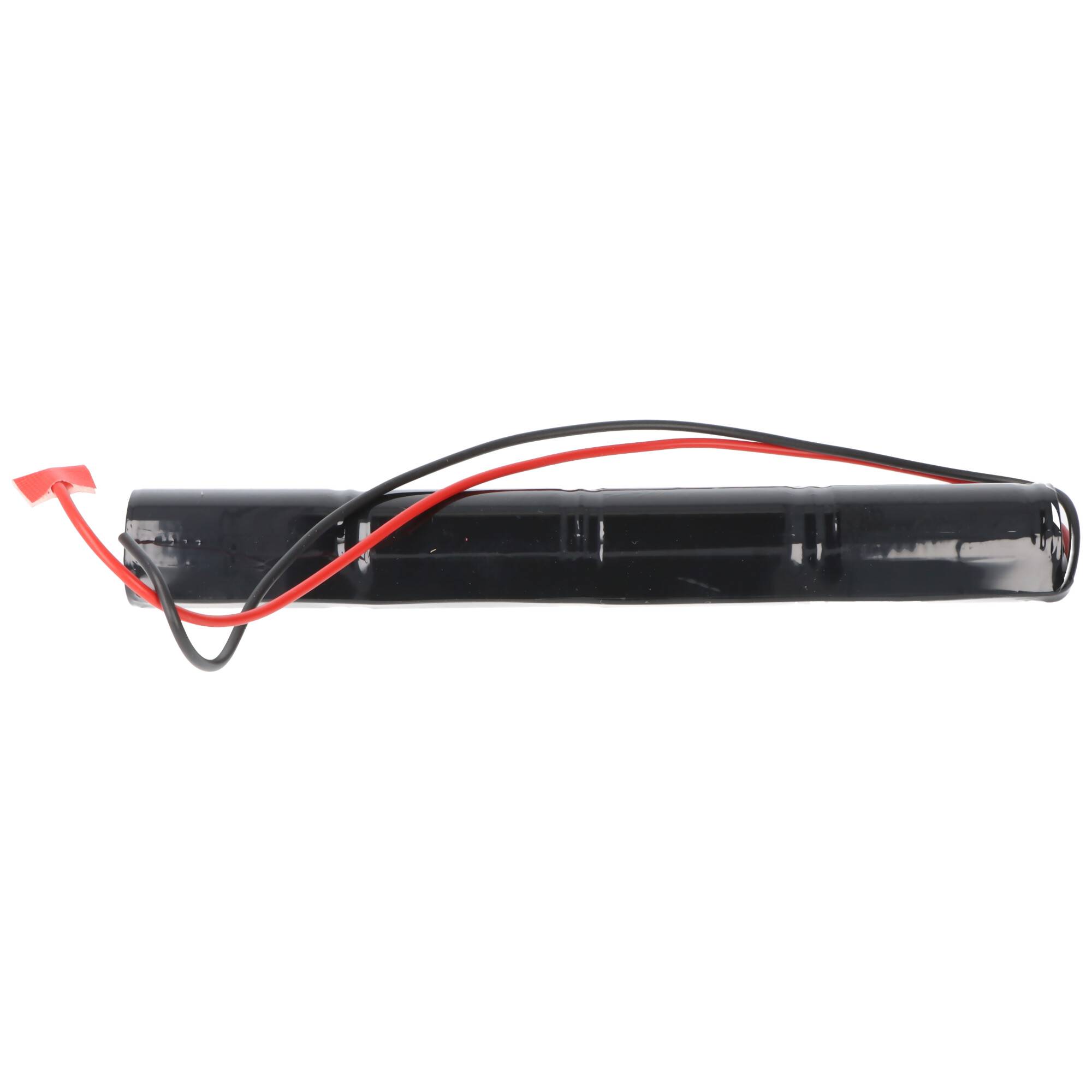 Schwarzes zylindrisches Batteriepaket mit roten und schwarzen Kabeln auf weißem Hintergrund.