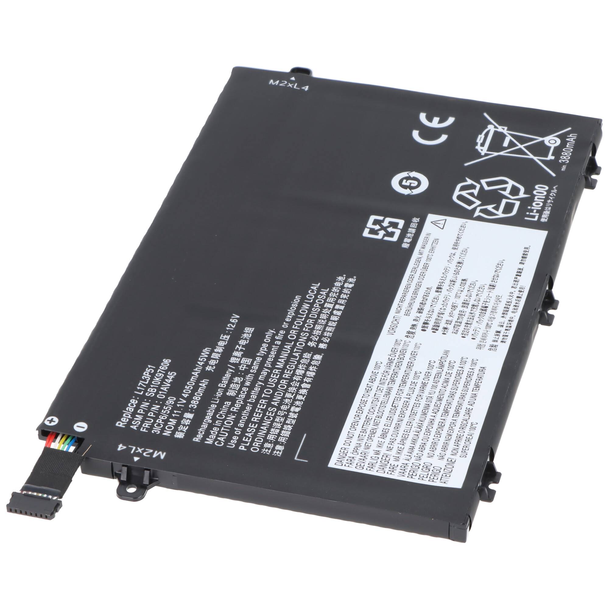 Schwarzes Laptop-Akkupack mit einem Stecker und gedruckten Etiketten, gezeigt auf weißem Hintergrund.