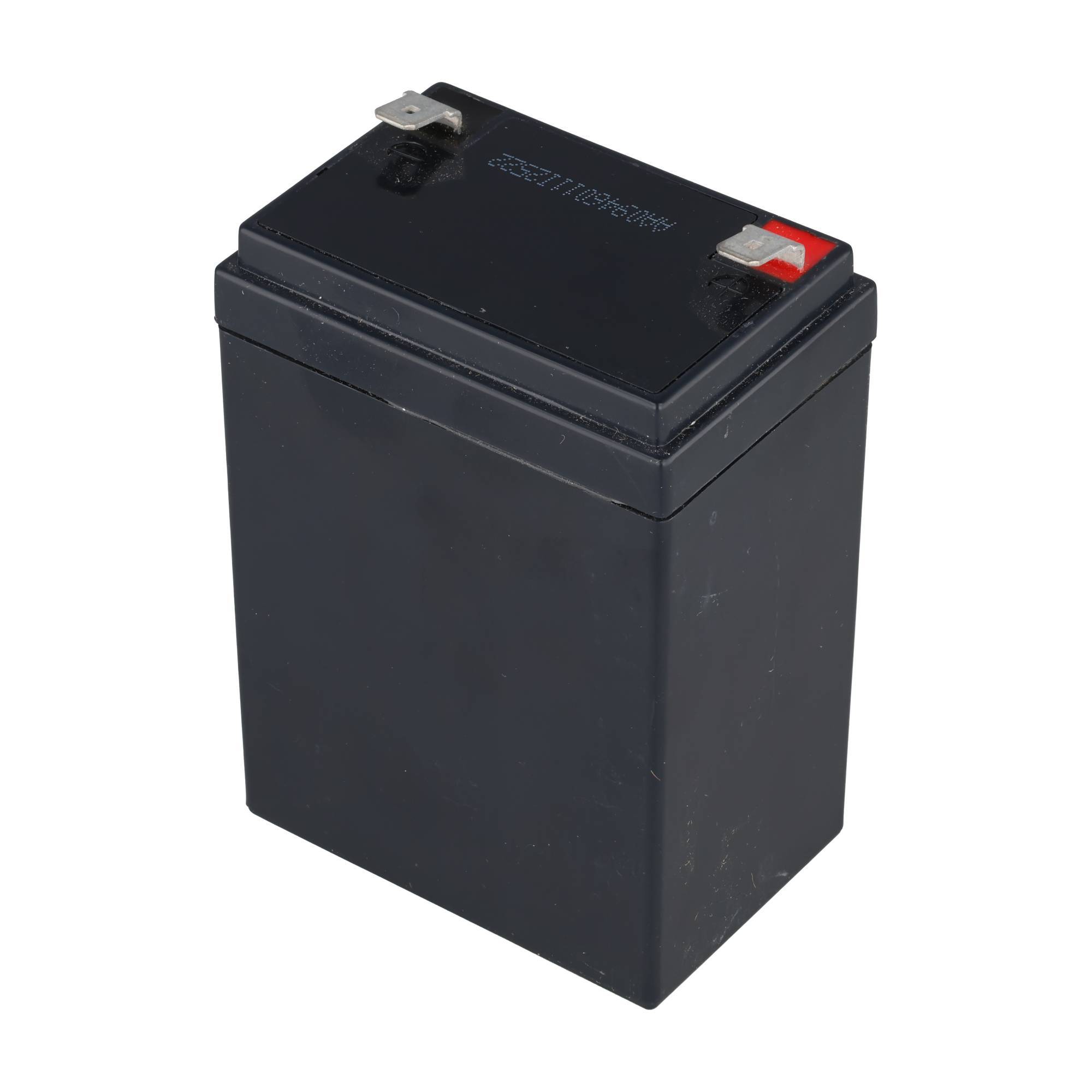 Schwarze wiederaufladbare Batterie mit roten und silbernen Anschlüssen, isoliert auf weißem Hintergrund dargestellt.