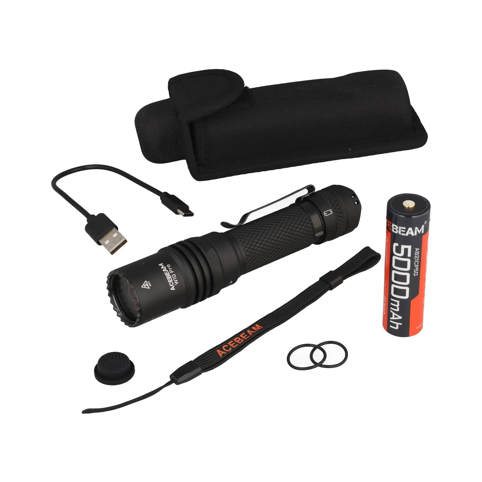 Schwarzes wiederaufladbares Taschenlampen-Set mit USB-Kabel, 5000-mAh-Akku, Holster, Handschlaufe und Ersatz-O-Ringen.