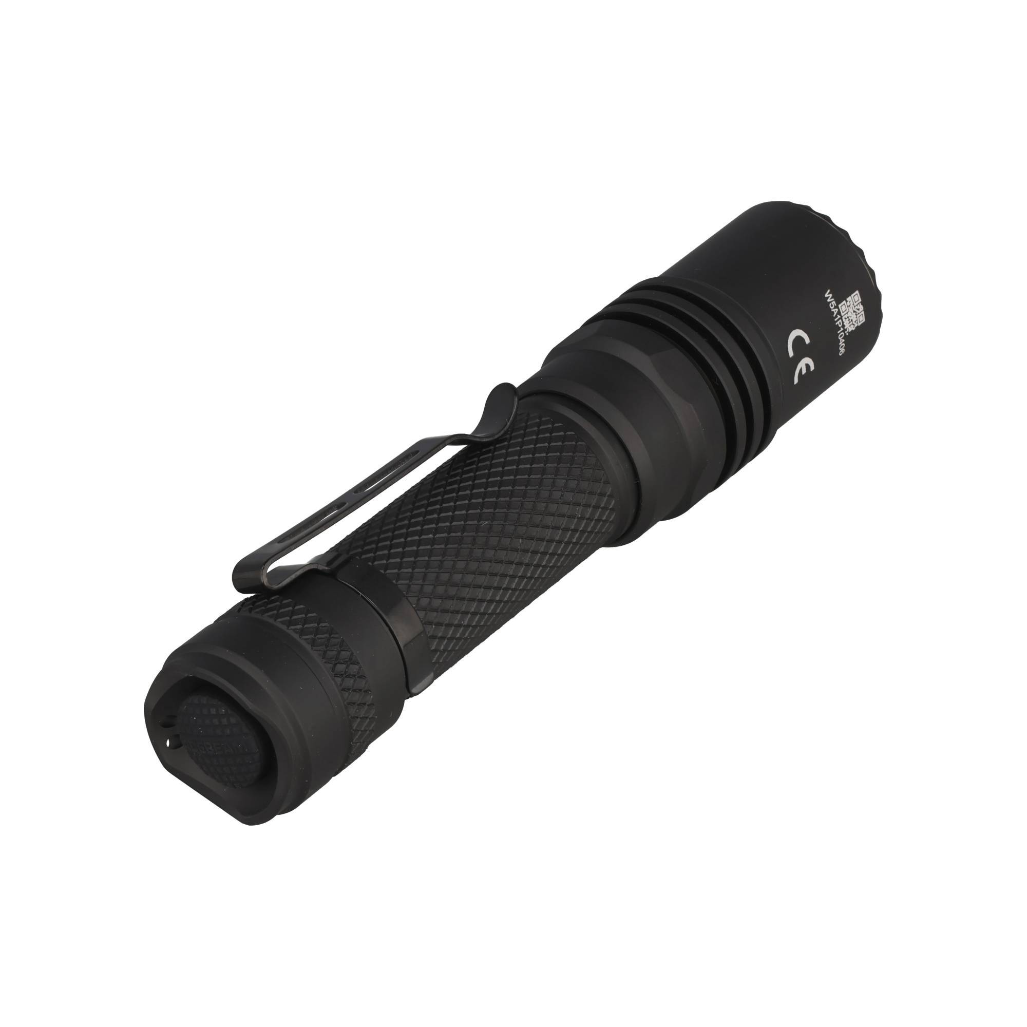 Schwarze tragbare Taschenlampe mit Clip, auf weißem Hintergrund dargestellt.