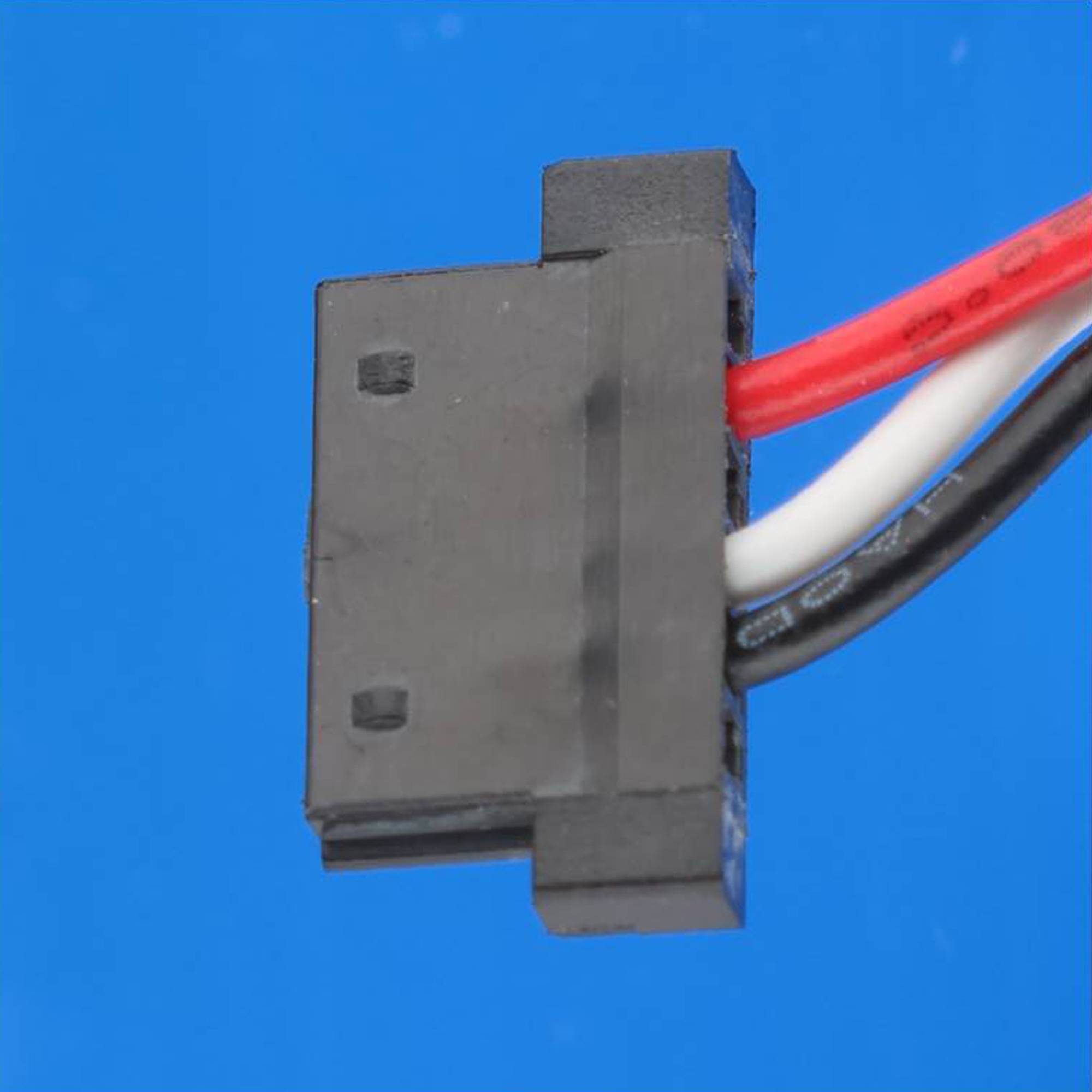 Schwarzer 3-poliger Elektrostecker mit roten, weißen und schwarzen Leitern auf blauem Hintergrund.