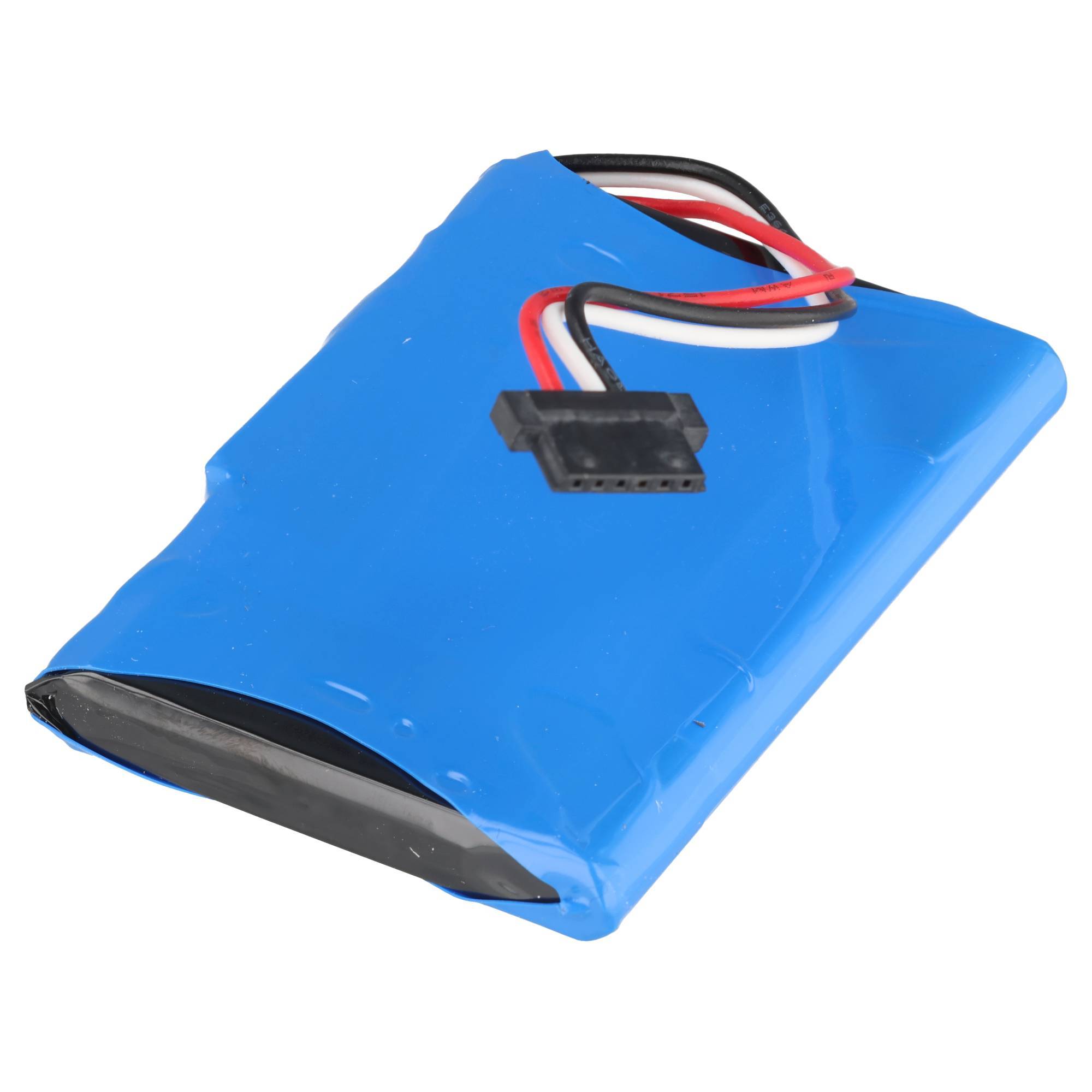 Blaues schrumpffolien-verpacktes wiederaufladbares Batteriepack mit angebrachten roten, schwarzen und weißen Drähten und Steckerverbindung auf weißem Hintergrund.