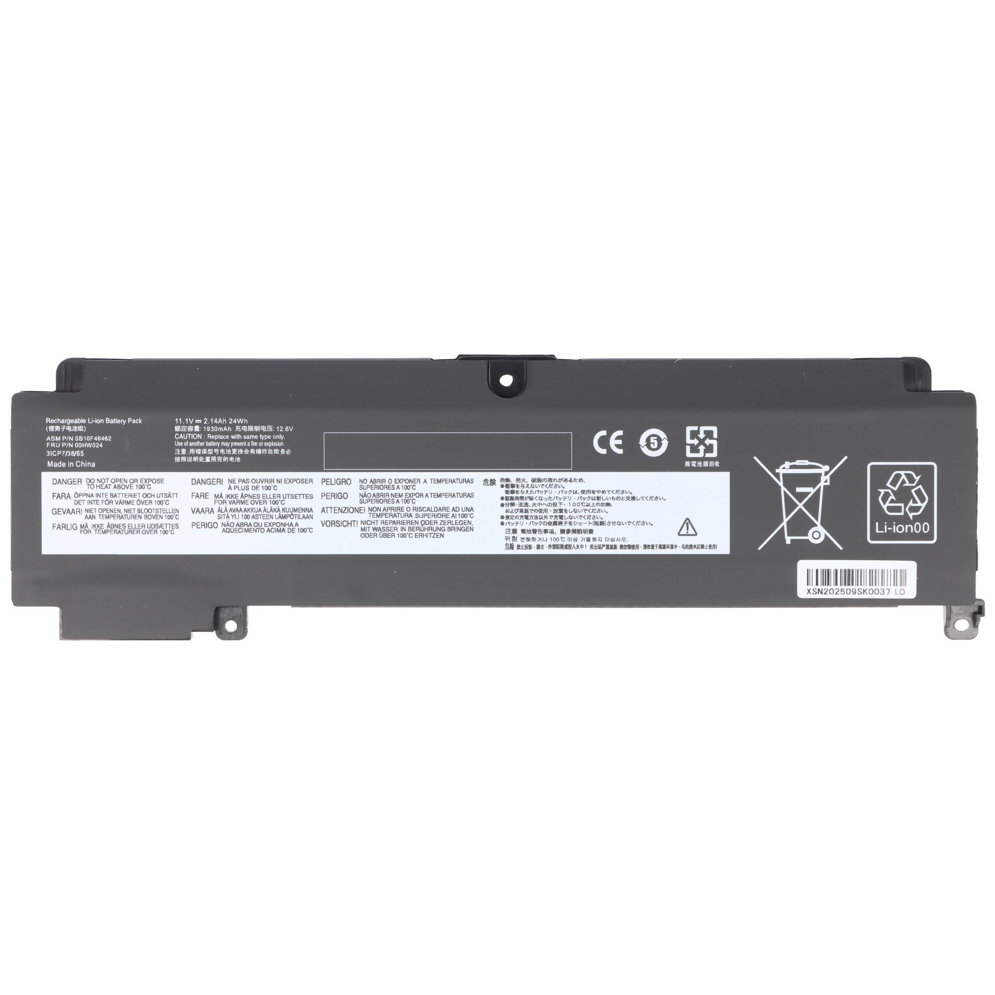 Schwarzes Laptop-Akku-Pack mit Warnaufklebern, Recycling-Symbolen und Barcode auf weißem Hintergrund.