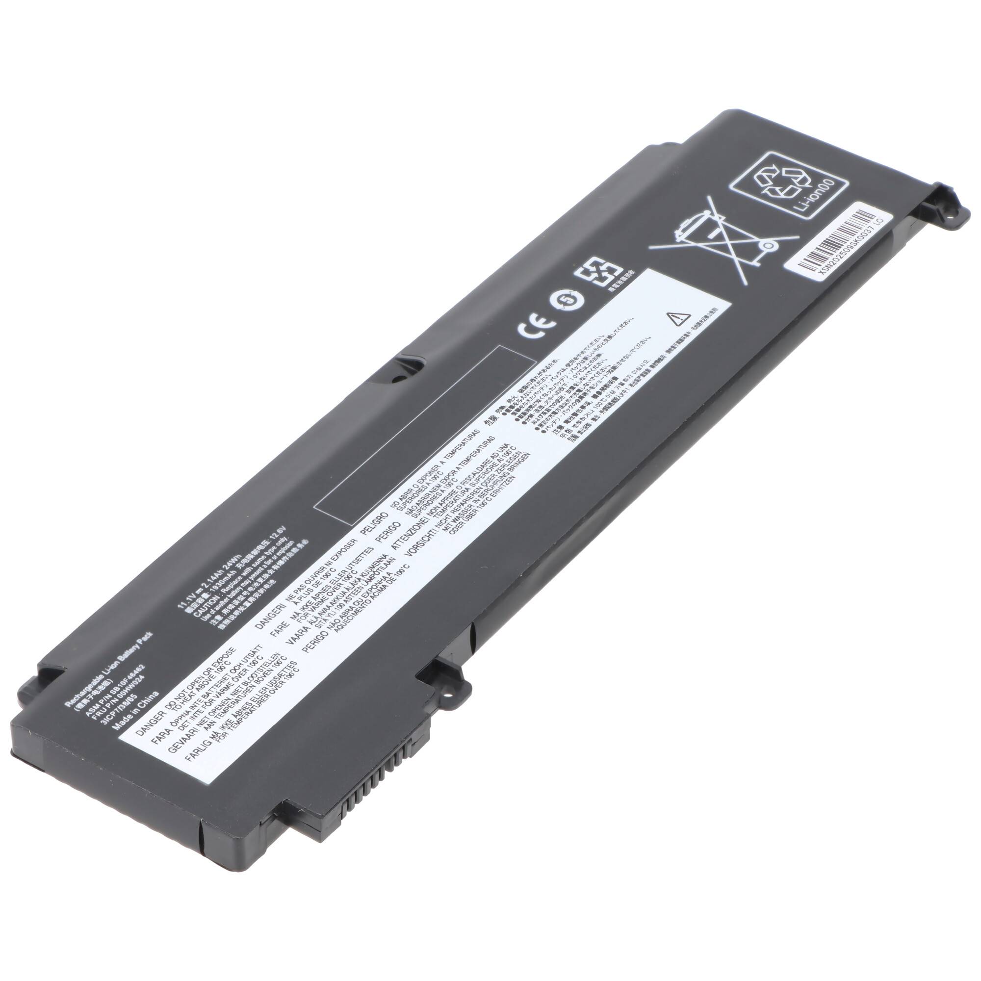 Schwarzes Laptop-Akku-Paket im Winkel auf weißem Hintergrund gezeigt, mit sichtbaren Produktetiketten und Anschluss.