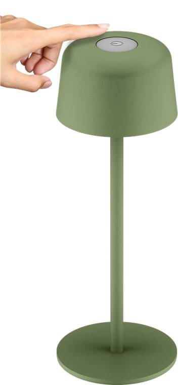 Hand berührt die Spitze einer kleinen grünen schnurlosen Tischlampe mit rundem Sockel und schlankem Schaft.