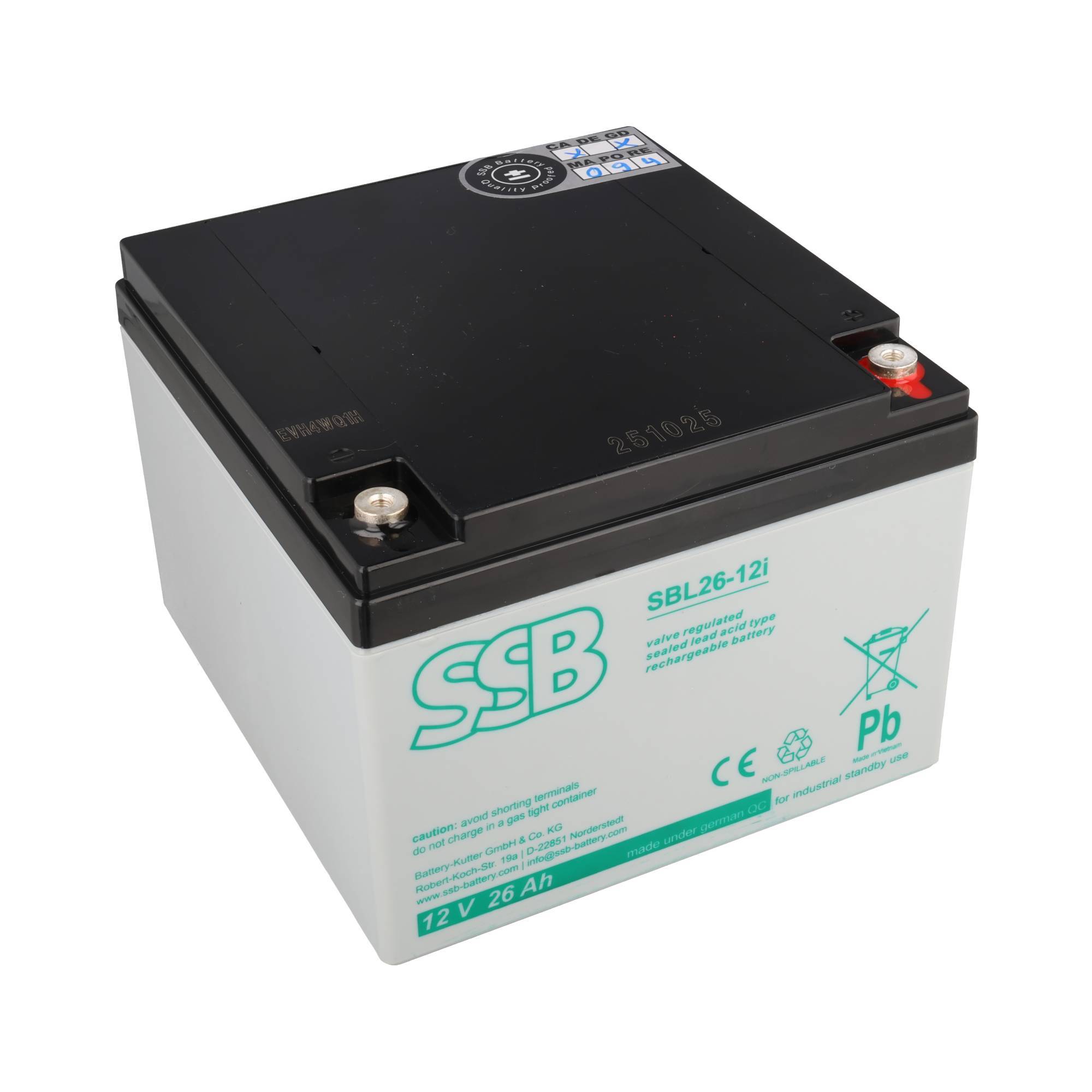 Nahaufnahme einer rechteckigen 12V 26Ah SSB-Bleisäurebatterie mit schwarzer Oberseite und grauem Gehäuse, die Anschlussposten und Produktetiketten zeigt.