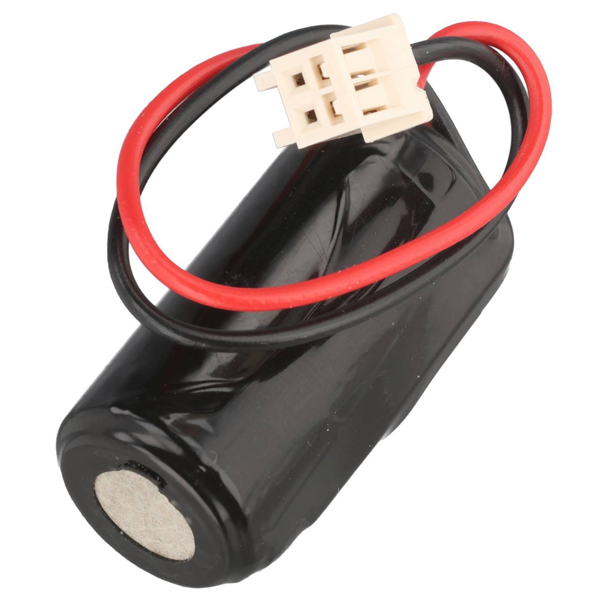 Schwarze zylindrische Batterie mit roten und schwarzen Drähten, die in einem weißen Stecker enden.