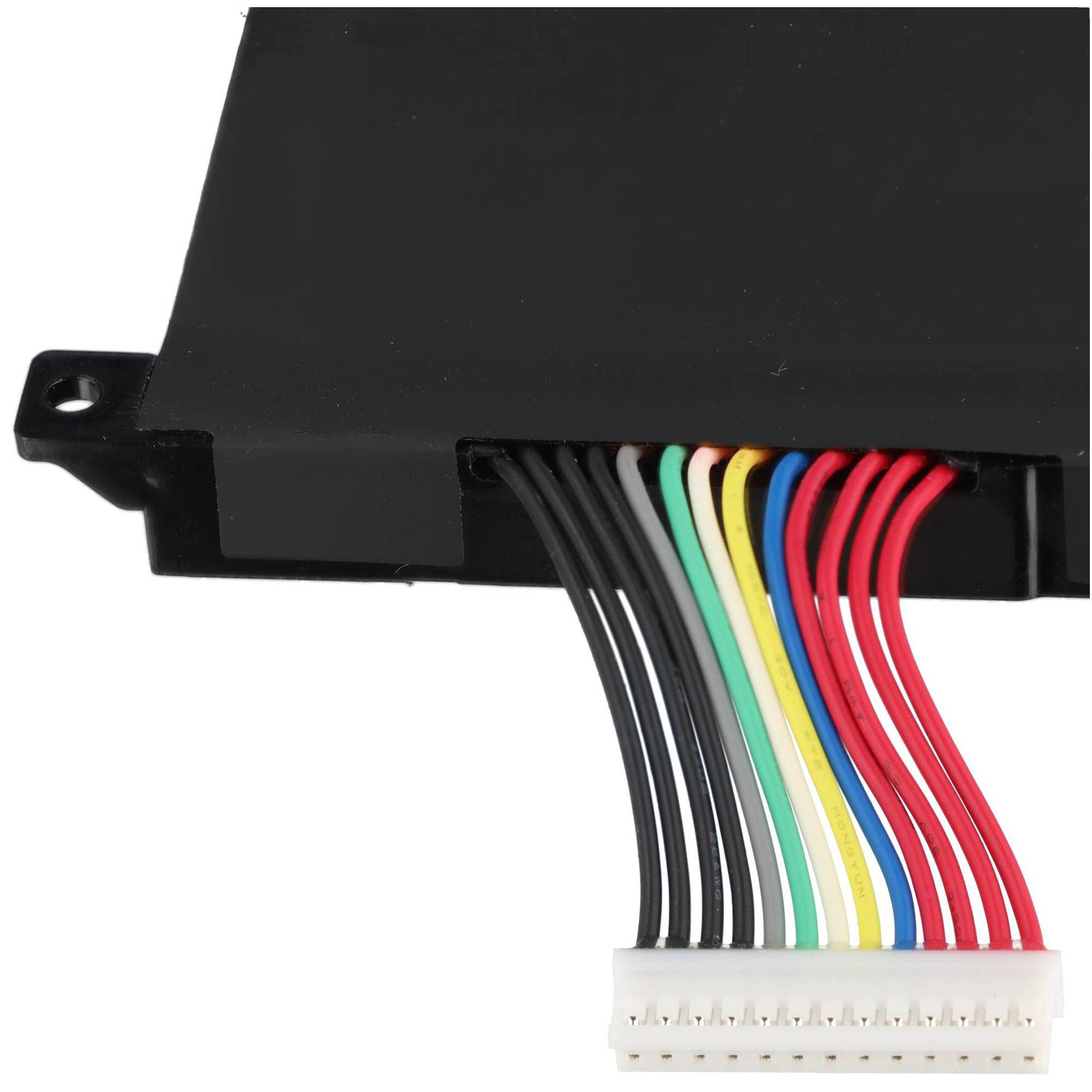Schwarzes elektronisches Modul mit einem weißen mehrpoligen Stecker und gebündelten farbigen Drähten, die sich davon erstrecken