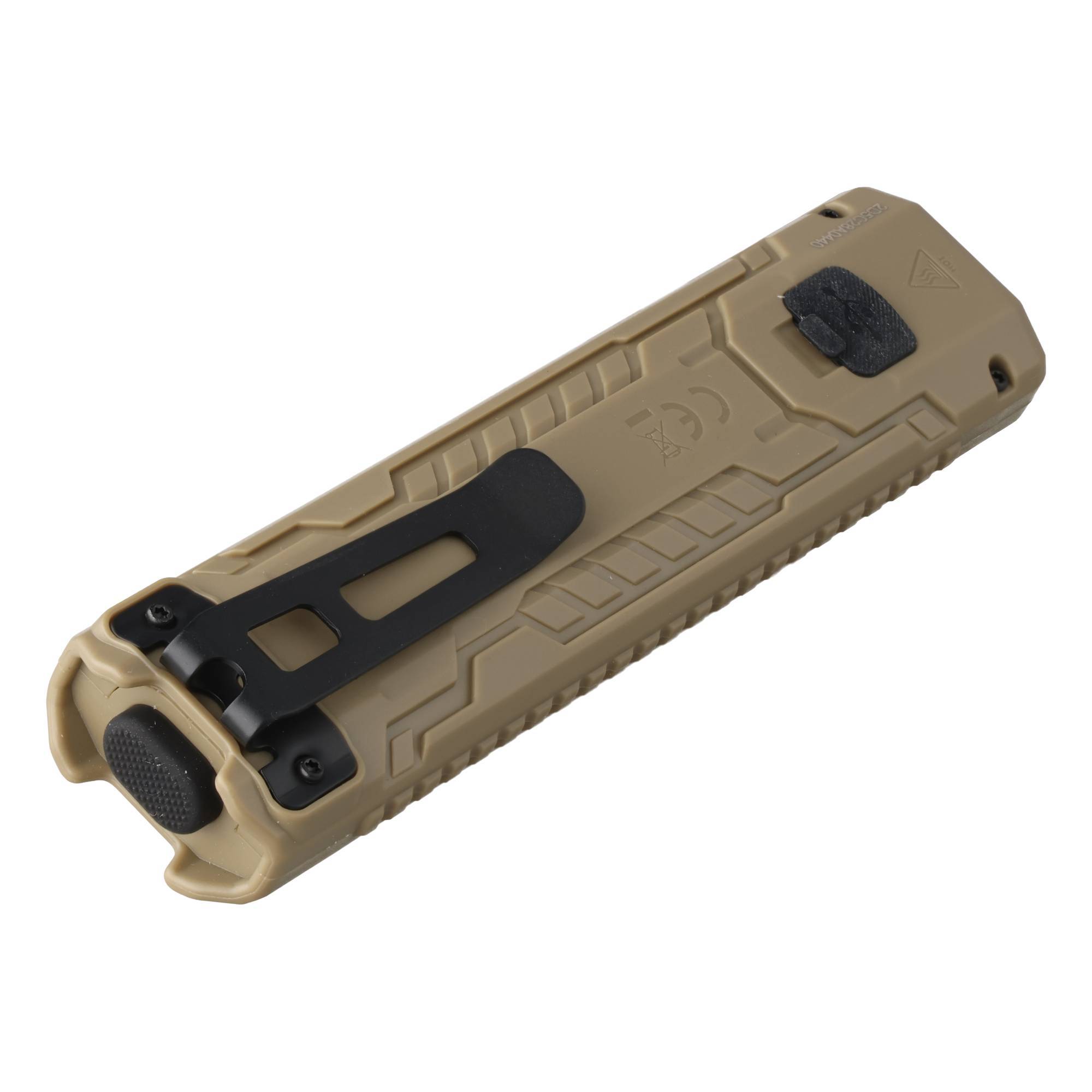 Taktische Taschenlampe in Tan mit schwarzem Clip und strukturierter Endkappe auf weißem Hintergrund.